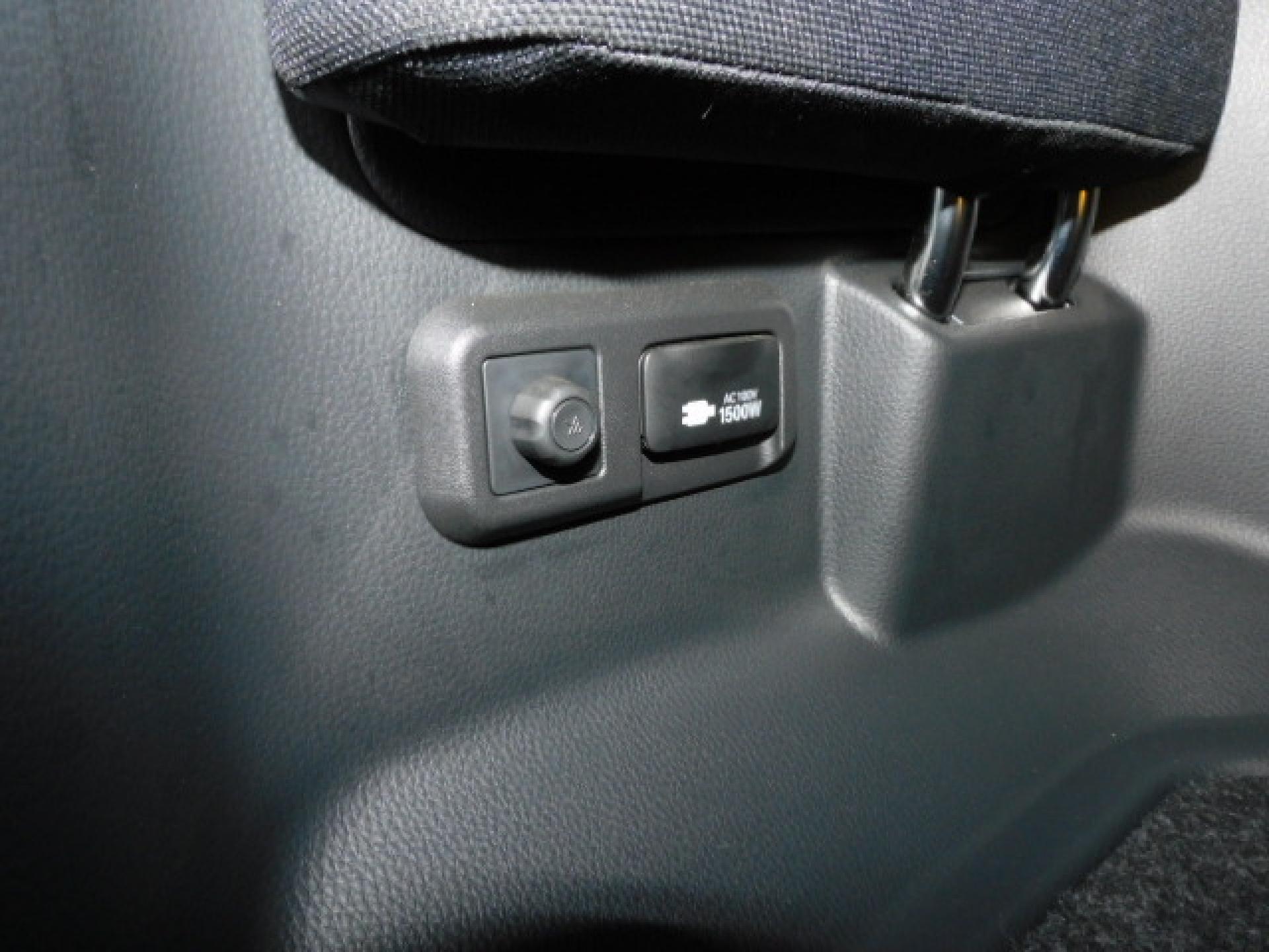 サードシート左後方には便利なACコンセントが付いております。