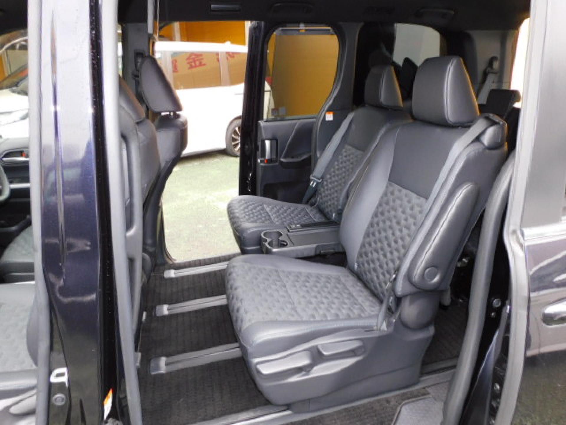 7人乗り（超ロングスライド＋リクライニング＋両側アームレスト）、折りたたみ式サイドテーブル、シートヒーター（※）メーカーオプション快適利便パッケージHigh