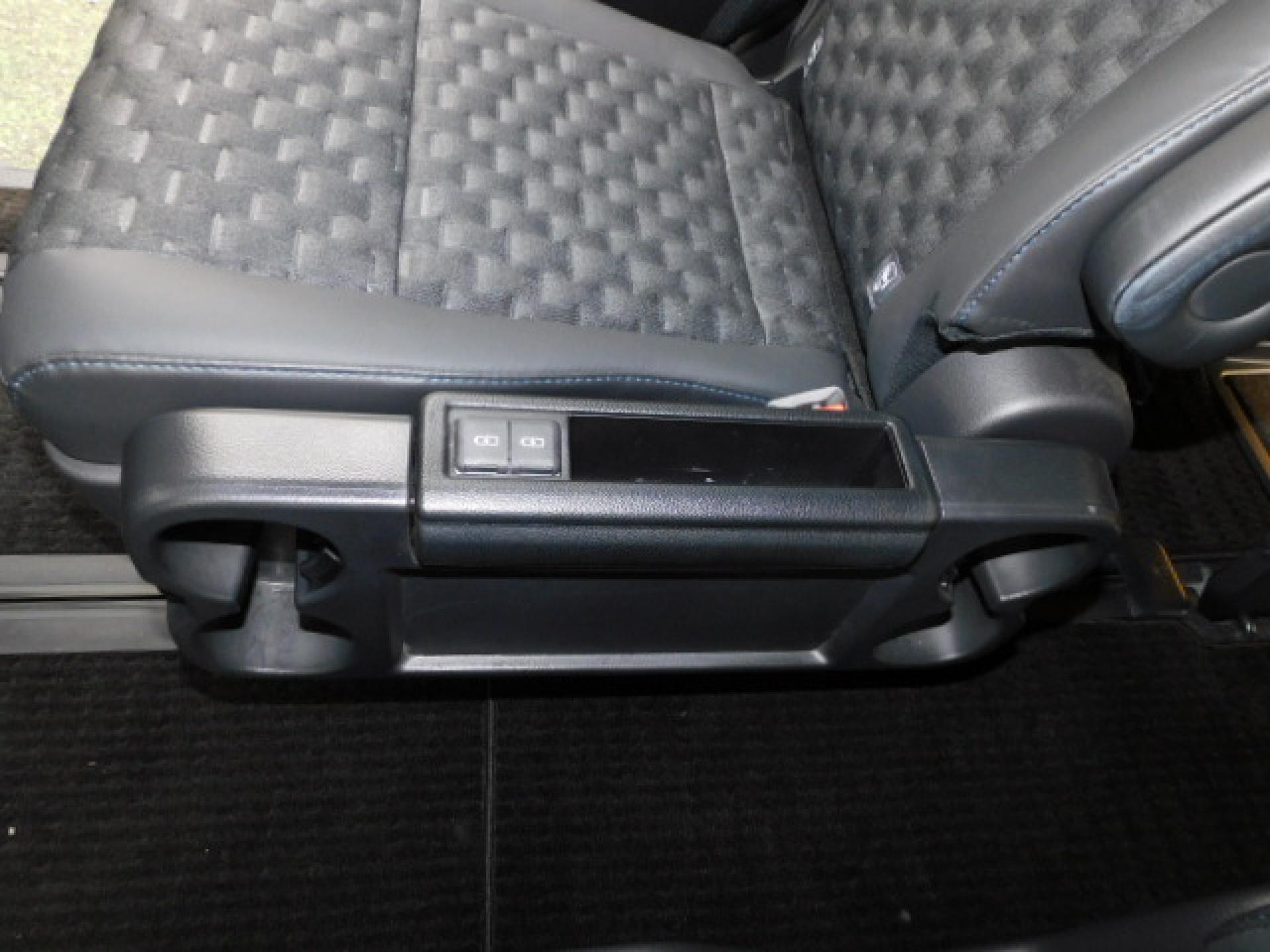 折りたたみ式セカンドシートサイドテーブル（カップホルダー×4・充電用USB×2）