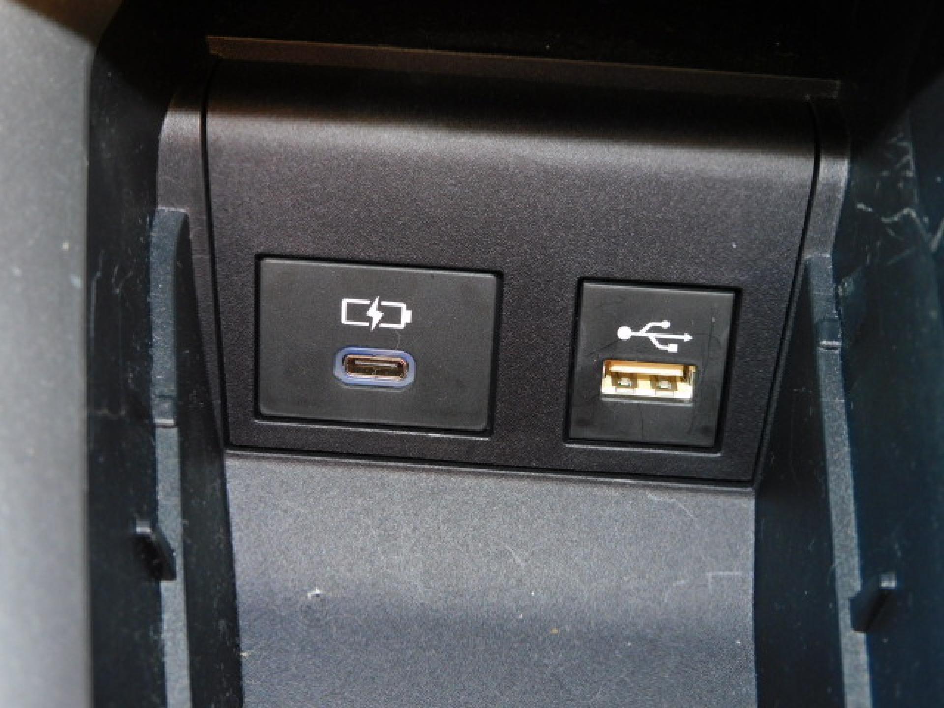 シフト横小物入れ内に充電用USB（Type-C）、通信用USB（Type-A）、各1個付いています。