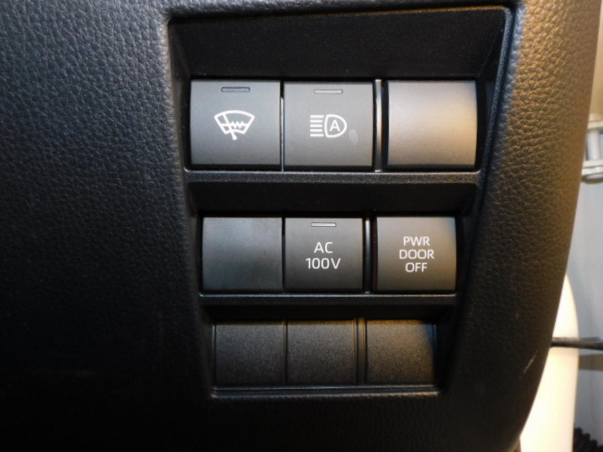 ウィンドシールドデアイサー＆PTCヒーター（※）メーカーオプション 寒冷地仕様、オートマチックハイビーム、AC100V/1500Wメインスイッチ、パワードアメインスイッチ