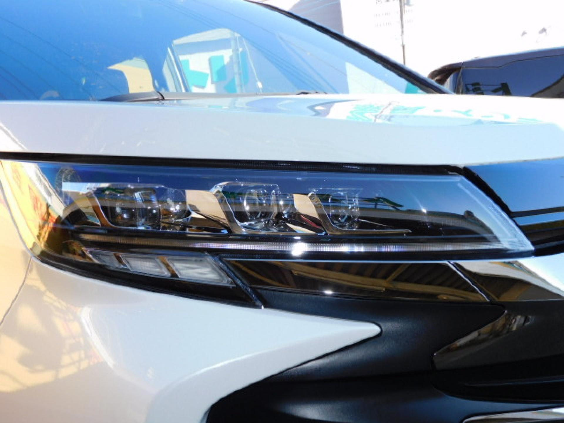 オートレベリング機能付プロジェクター式3眼LEDヘッドランプ＋アダプティブハイビームシステム（※）メーカーオプション