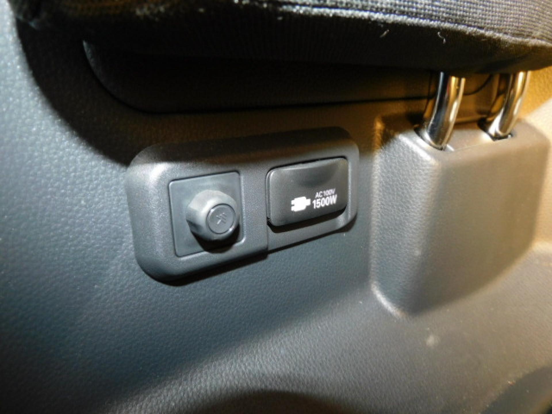 サードシート左後方には便利なACコンセントが付いております。