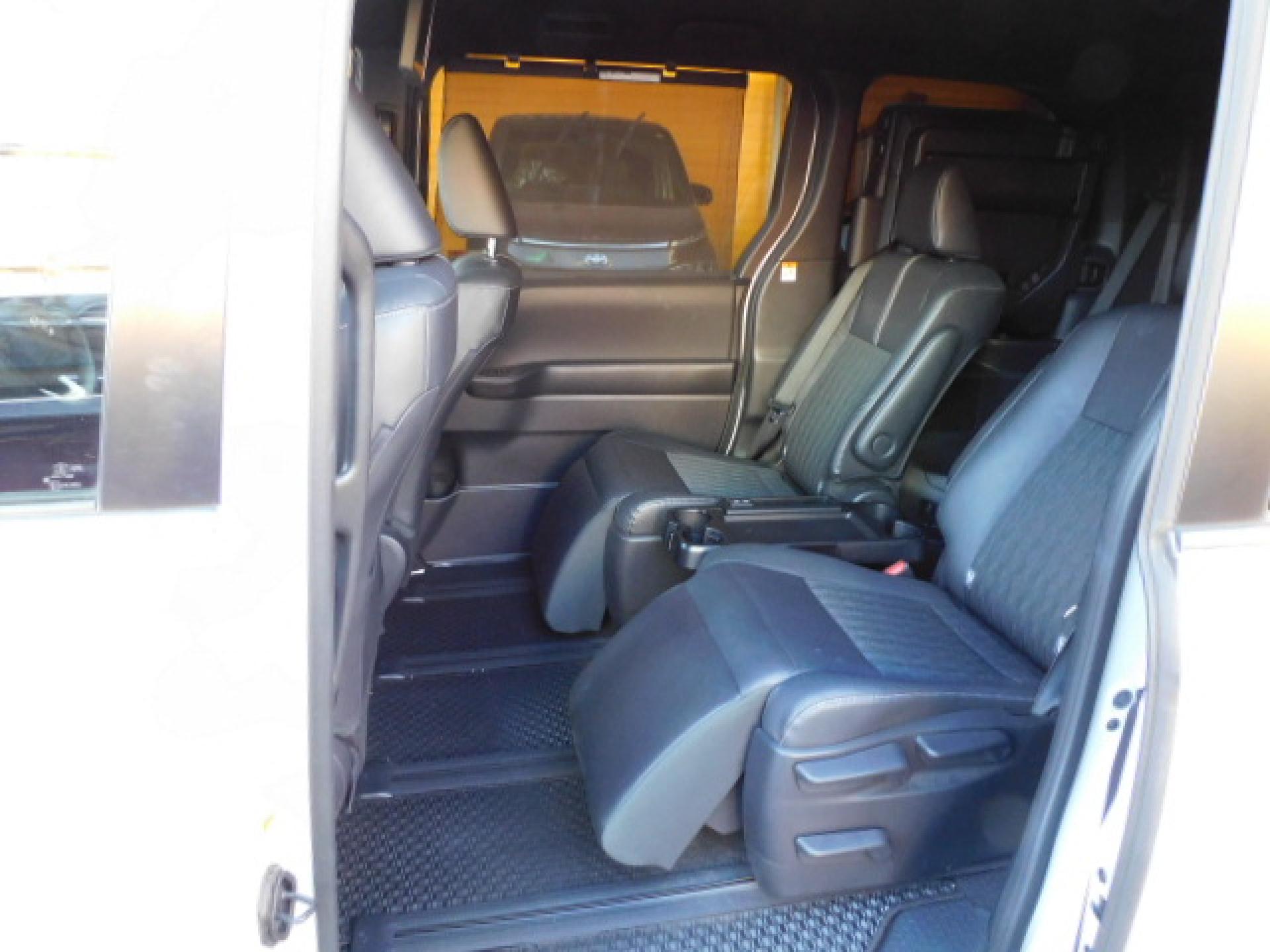 7人乗り（超ロングスライド＋リクライニング＋両側アームレスト）、折りたたみ式サイドテーブル、オットマン＆シートヒーター（※）メーカーオプション快適利便パッケージHigh