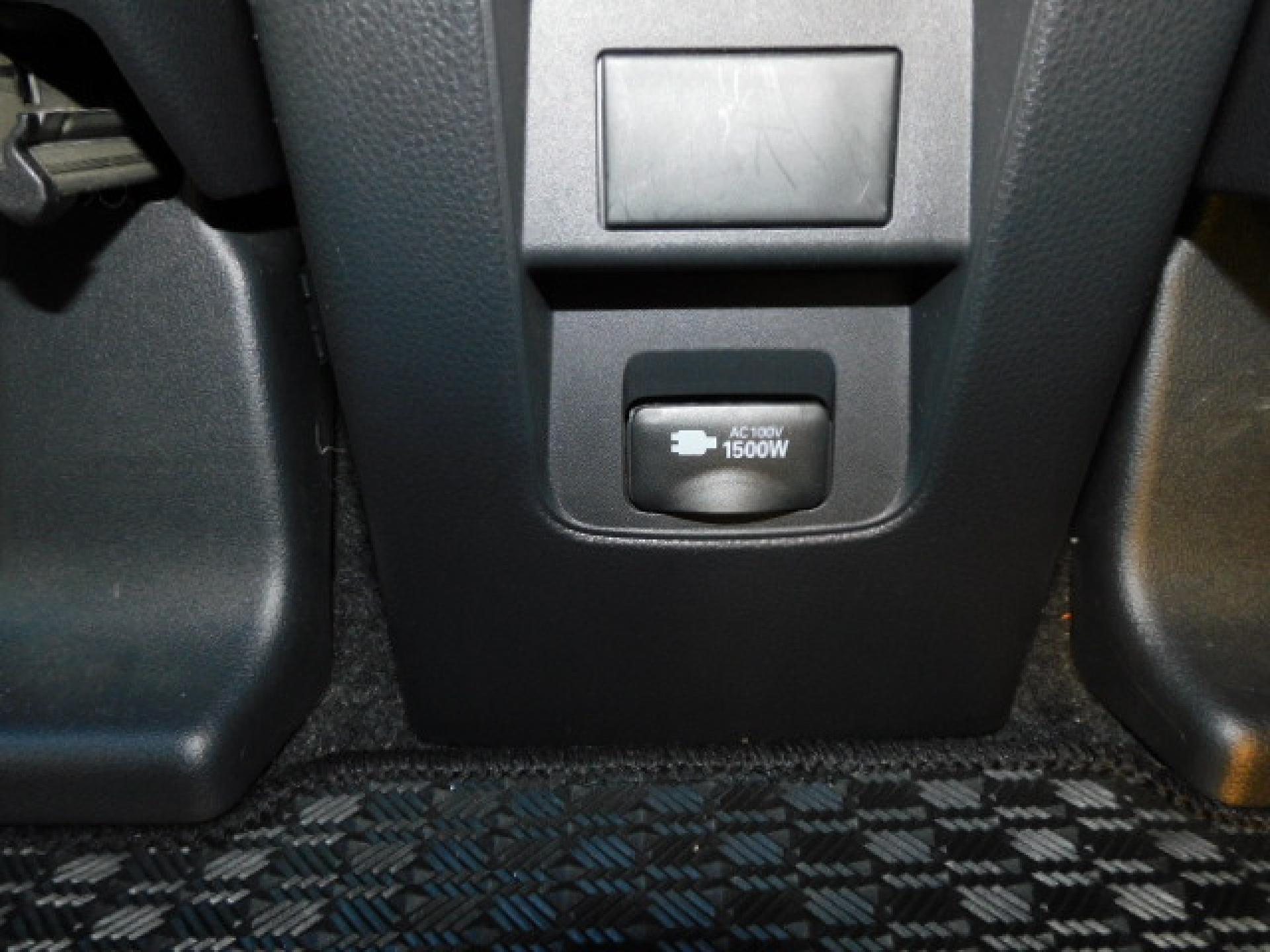 1500Wコンセント（センターコンソール後部）