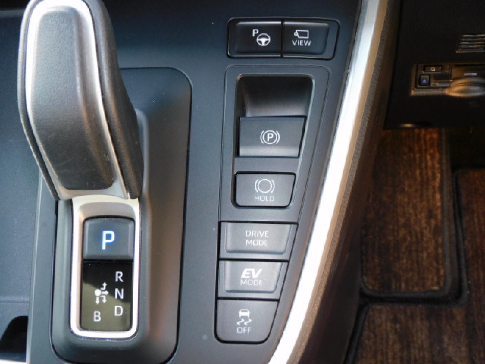 （上から）アドバンストパーク、パノラミックビューモニター（※）メーカーオプション トヨタチームメイト、電動パーキングブレーキ＆ブレーキホールド、ドライブモード、TRC