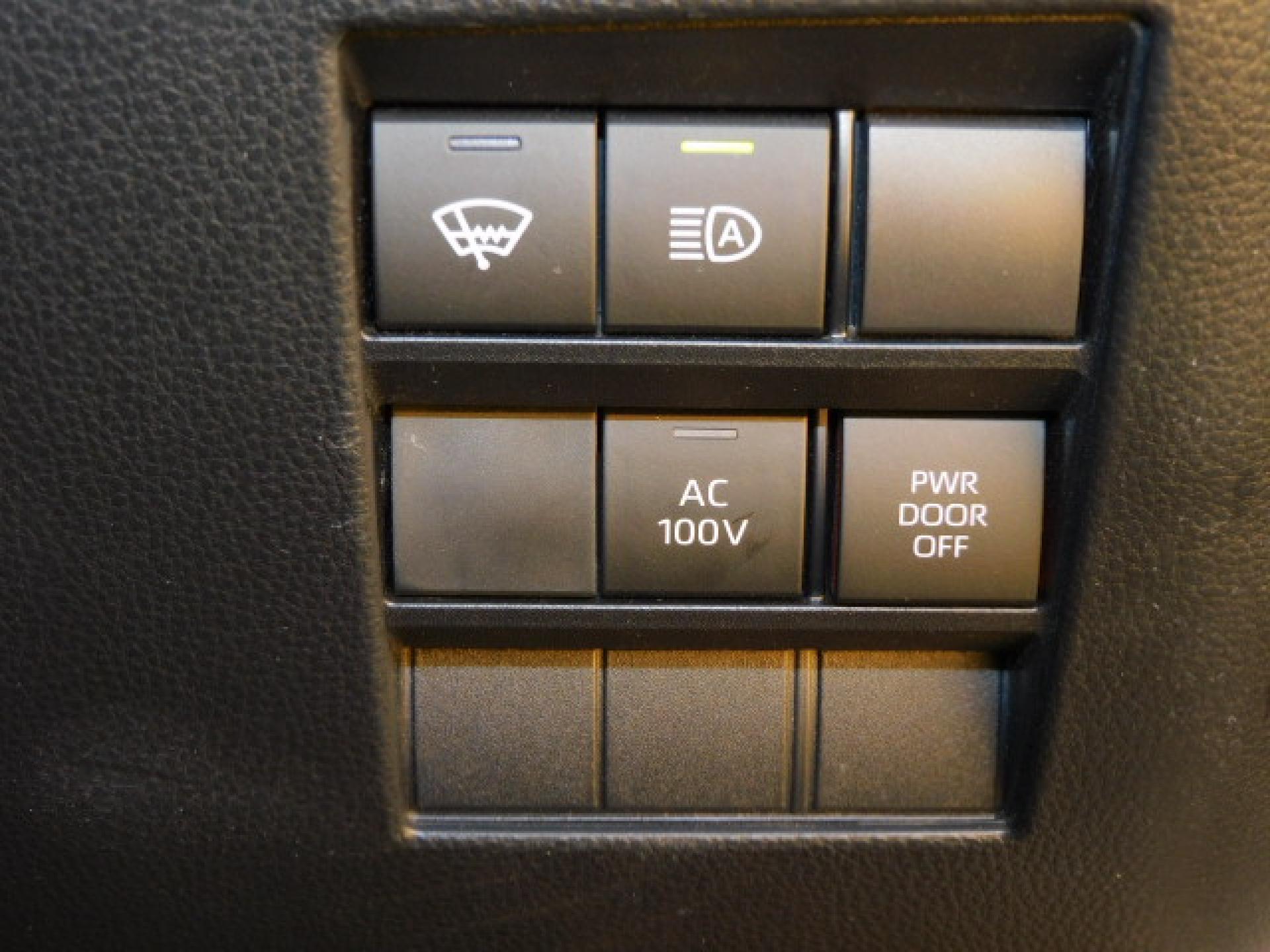 ウィンドシールドデアイサー＆PTCヒーター（※）メーカーオプション 寒冷地仕様、オートマチックハイビーム、AC100V/1500Wメインスイッチ、パワードアメインスイッチ