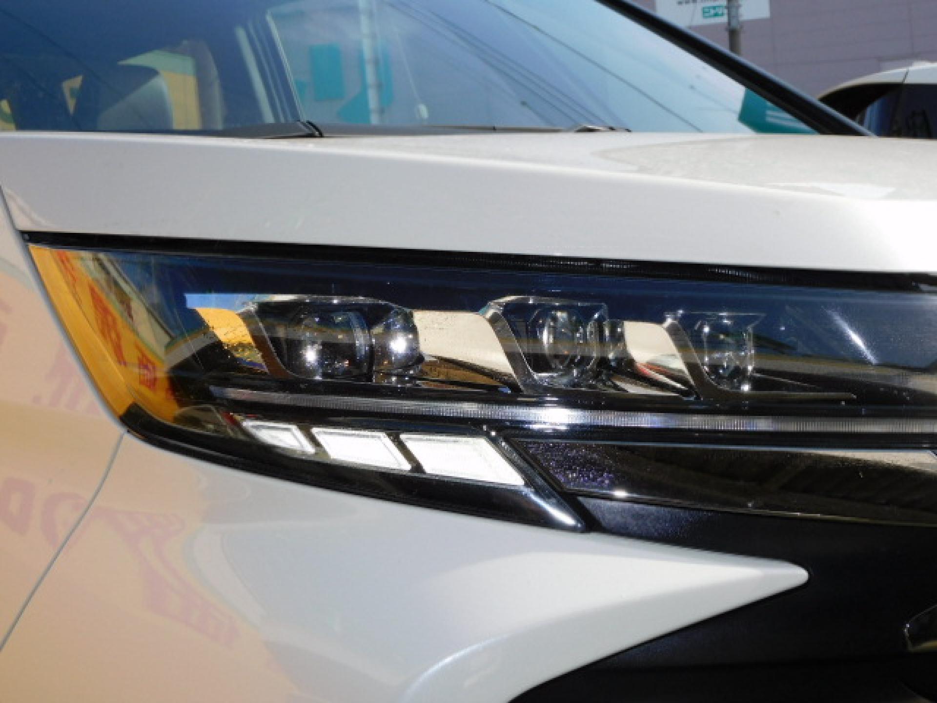 オートレベリング機能付プロジェクター式3眼LEDヘッドランプ＋アダプティブハイビームシステム（※）メーカーオプション