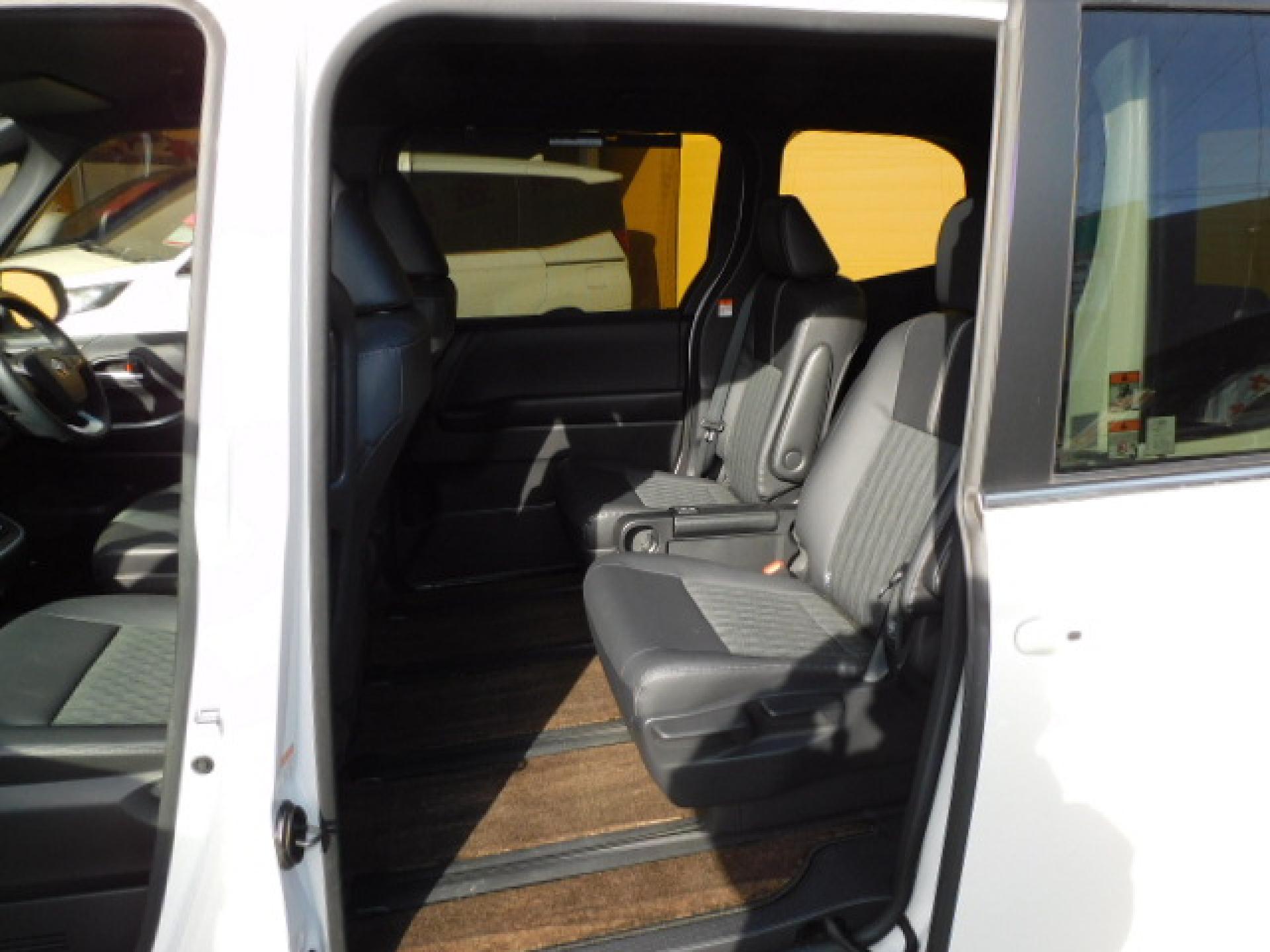 7人乗り（超ロングスライド＋リクライニング＋両側アームレスト）、折りたたみ式サイドテーブル、シートヒーター（※）メーカーオプション快適利便パッケージHigh