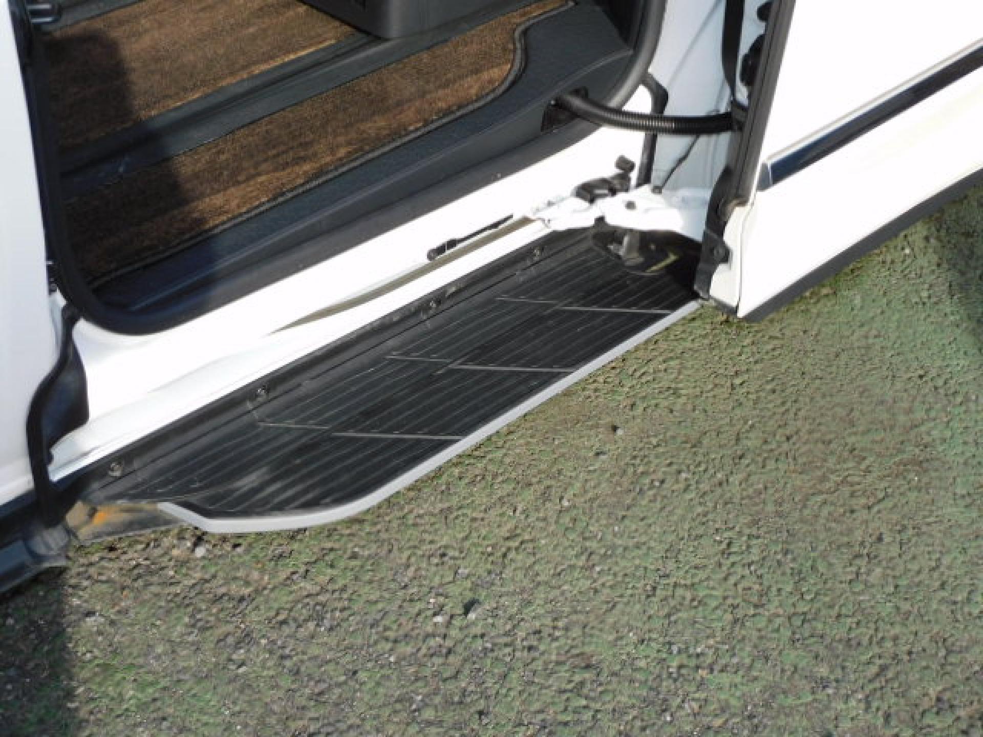 ユニバーサルステップ（※）メーカーオプション