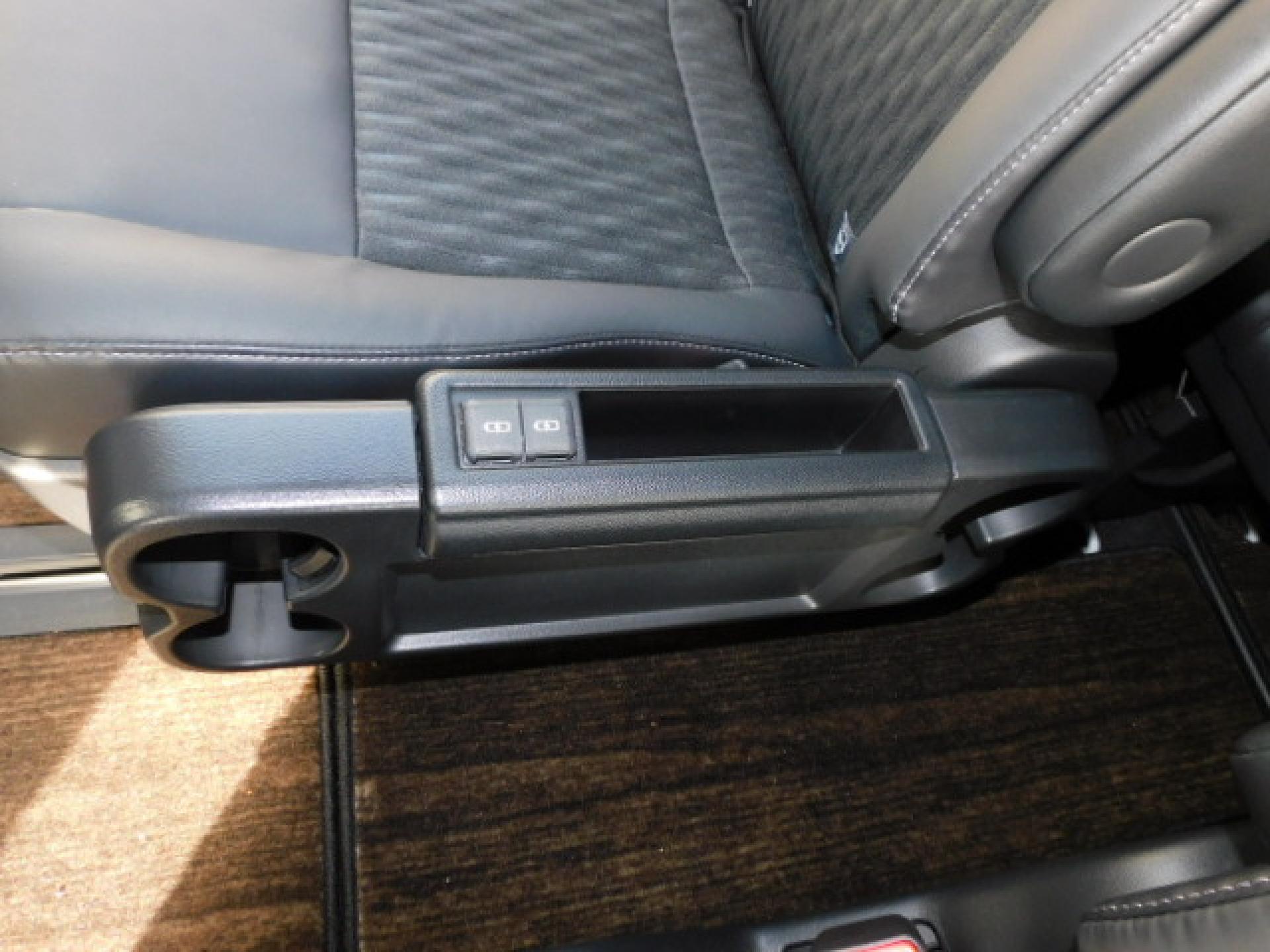 折りたたみ式セカンドシートサイドテーブル（カップホルダー×4・充電用USB×2）