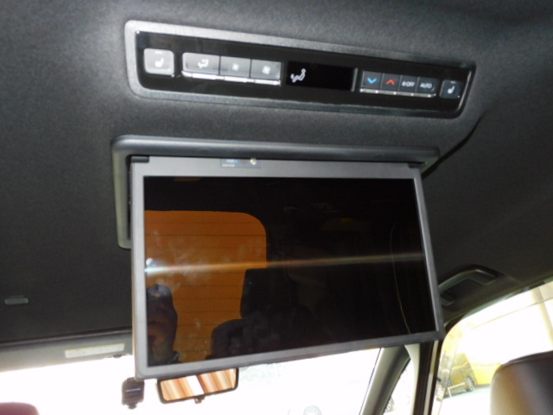 純正14インチ有機EL後席フリップダウンモニター（V14T-R72R）、後席オートエアコン、2列目シートヒーター（※）メーカーオプション快適利便パッケージHigh