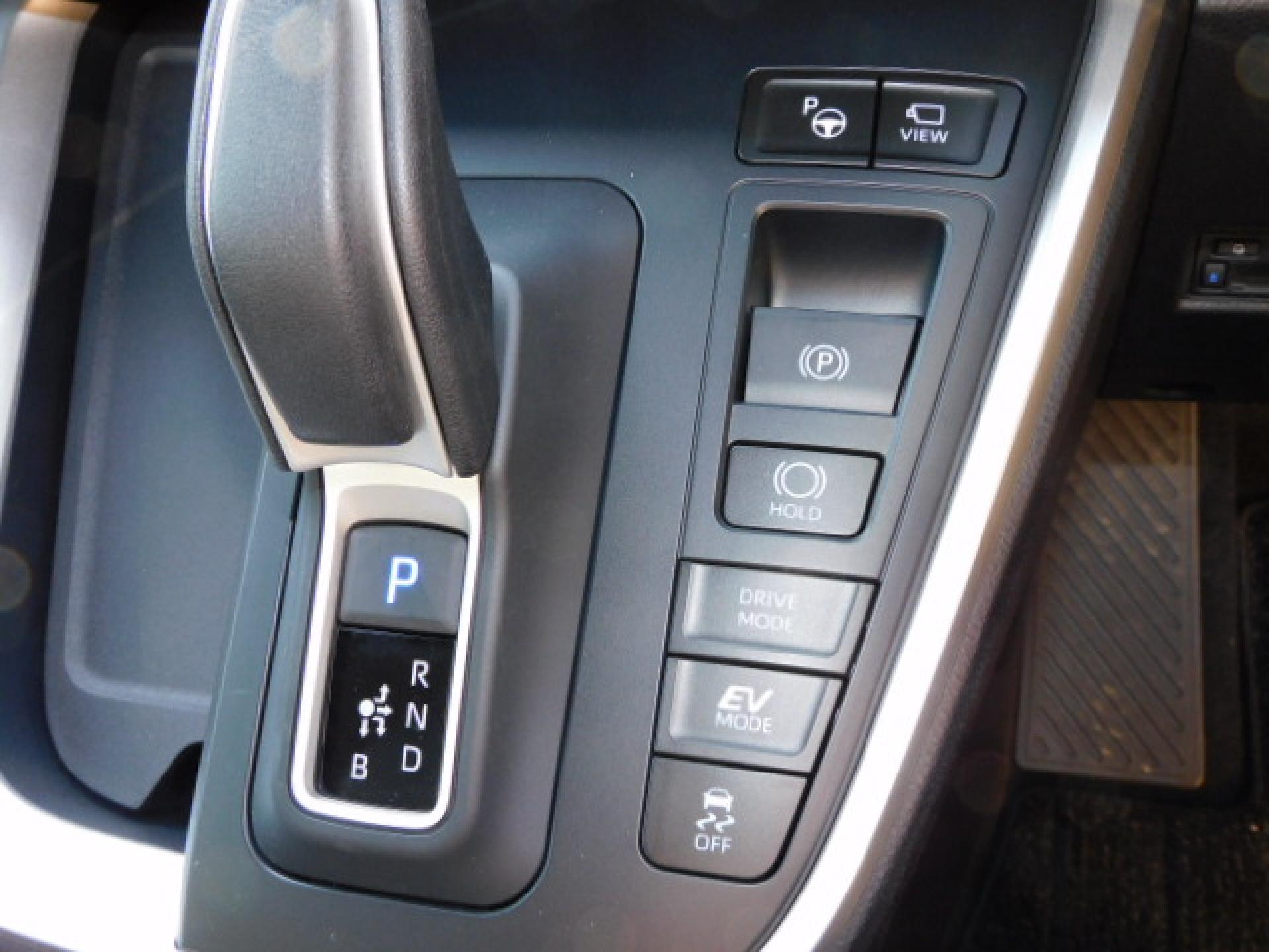 （上から）アドバンストパーク、パノラミックビューモニター（※）メーカーオプション トヨタチームメイト、電動パーキングブレーキ＆ブレーキホールド、ドライブモード、TRC