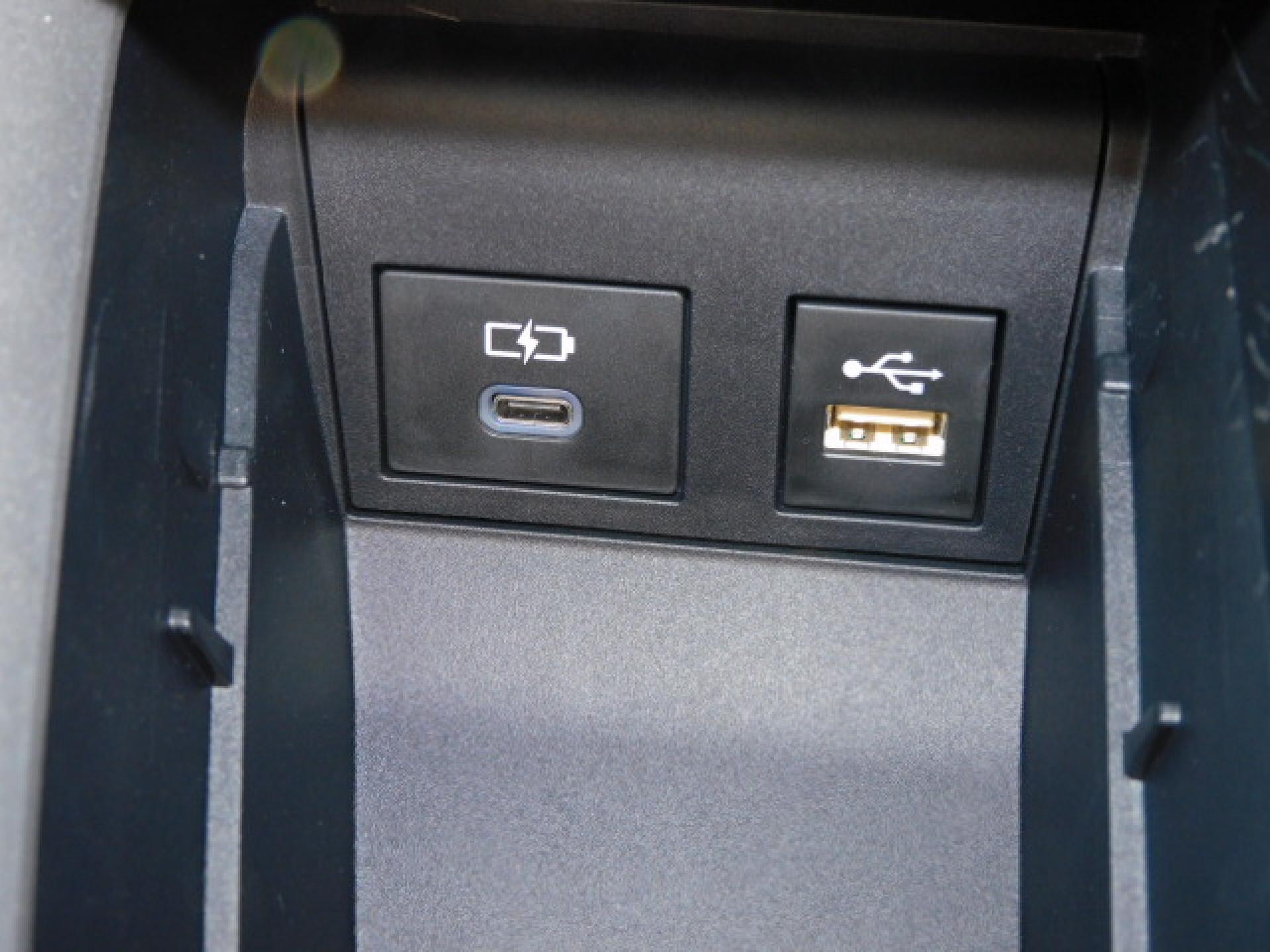 シフト横小物入れ内に充電用USB（Type-C）、通信用USB（Type-A）、各1個付いています。