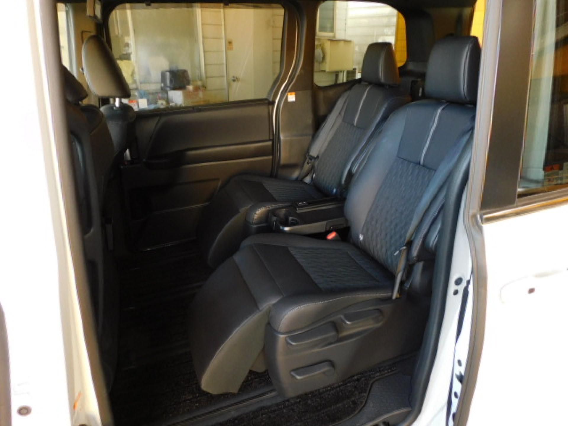 7人乗り（超ロングスライド＋リクライニング＋両側アームレスト）、折りたたみ式サイドテーブル、オットマン＆シートヒーター（※）メーカーオプション快適利便パッケージHigh