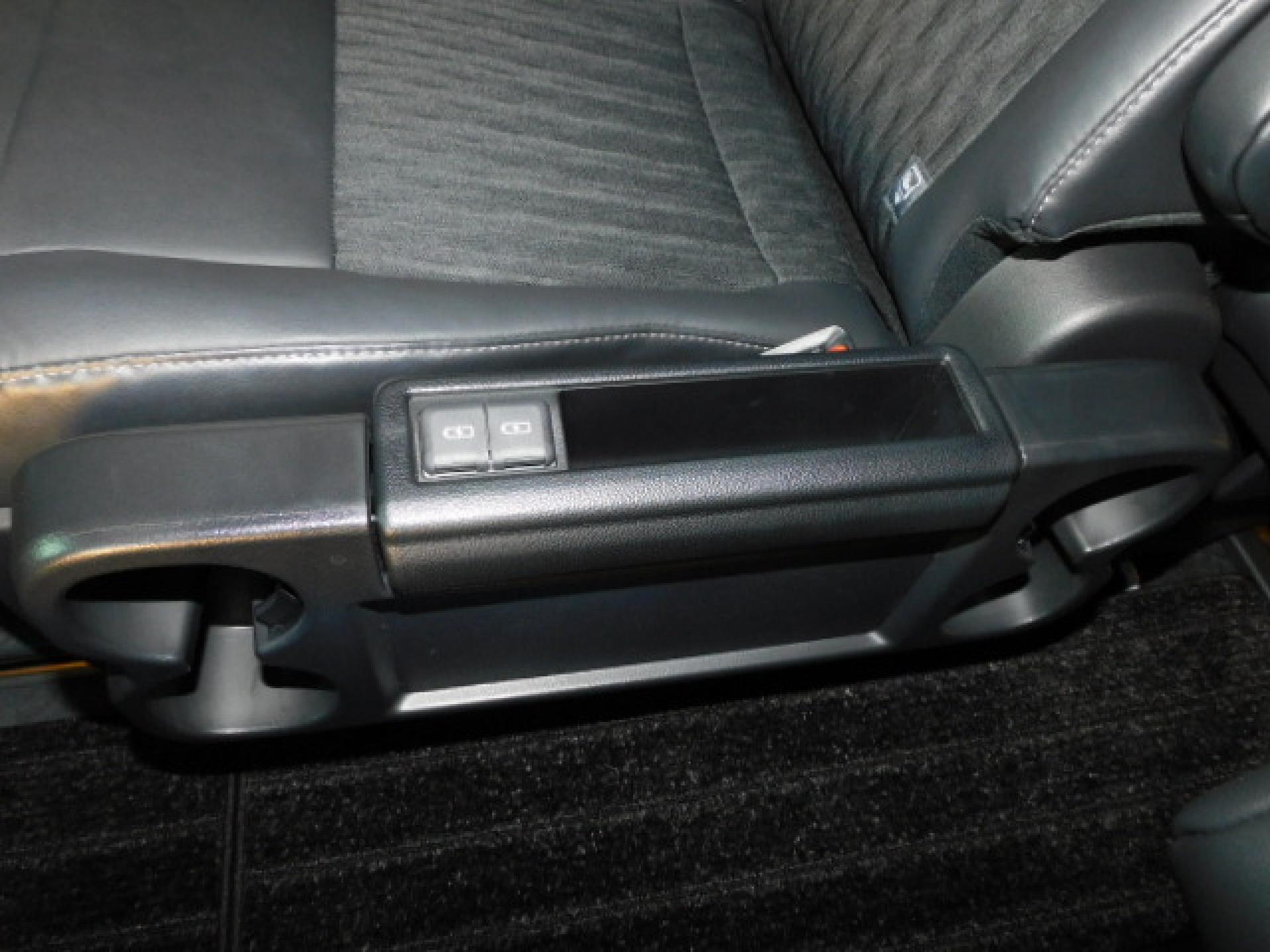 折りたたみ式セカンドシートサイドテーブル（カップホルダー×4・充電用USB×2）