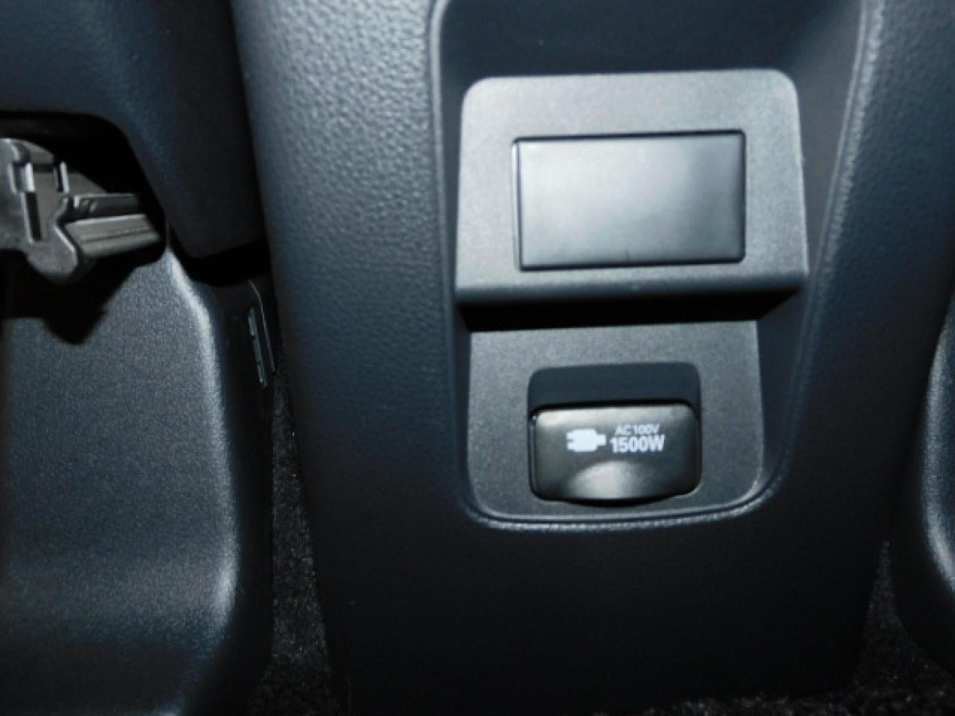 1500Wコンセント（センターコンソール後部）