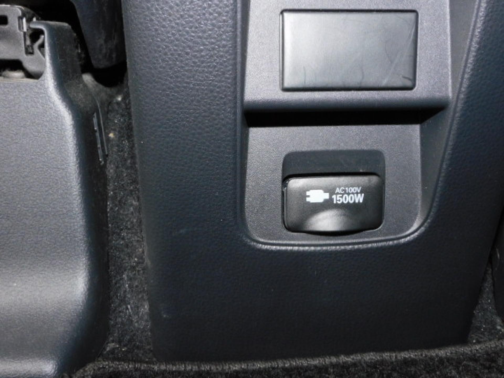 1500Wコンセント(センターコンソール後部)