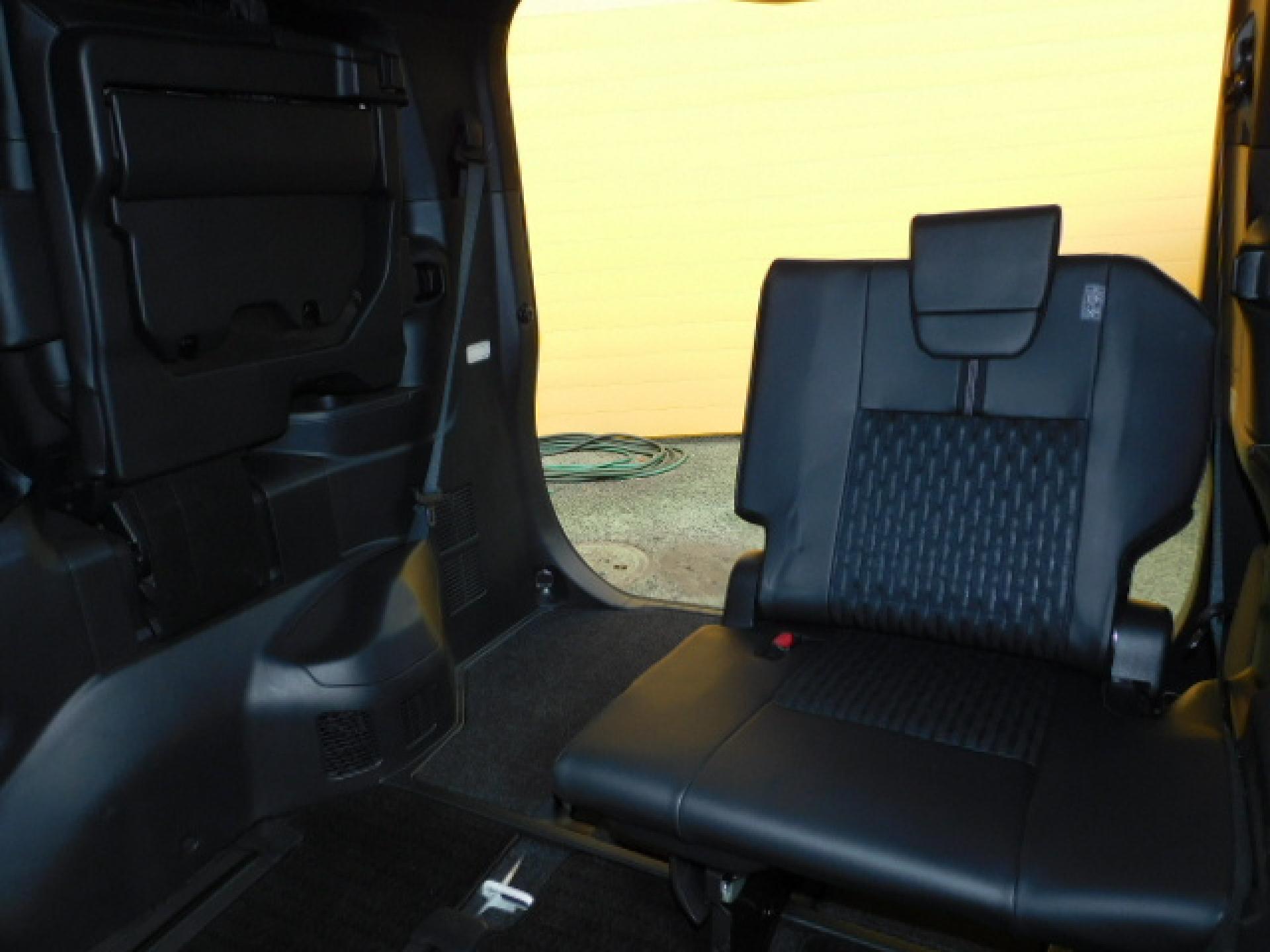 ワンタッチホールドサードシート(5:5分割)、室内カーテン(※)ディーラーオプション