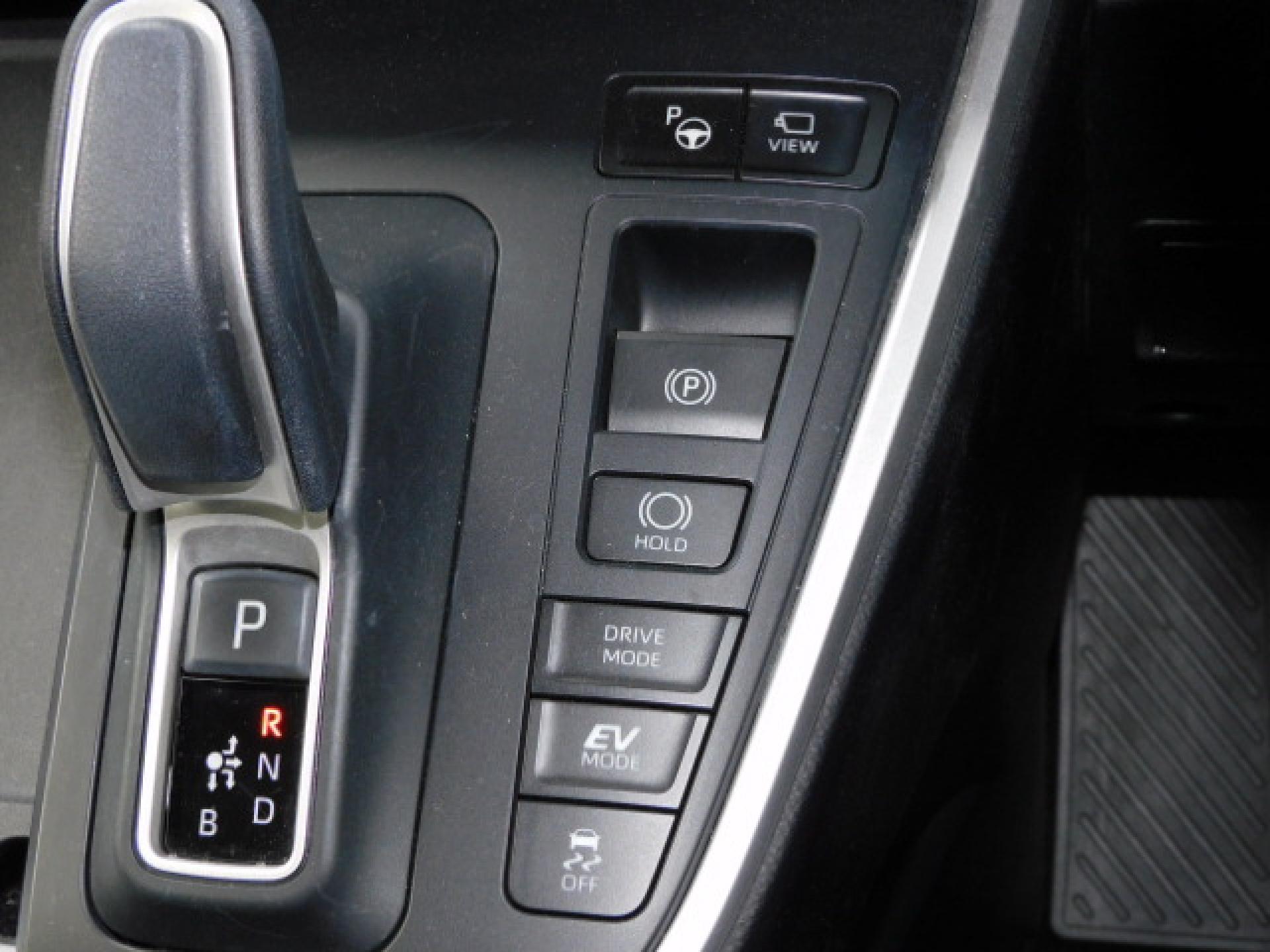 (上から)アドバンストパーク、パノラミックビューモニター(※)メーカーオプション トヨタチームメイト、電動パーキングブレーキ&ブレーキホールド、ドライブモード、TRC