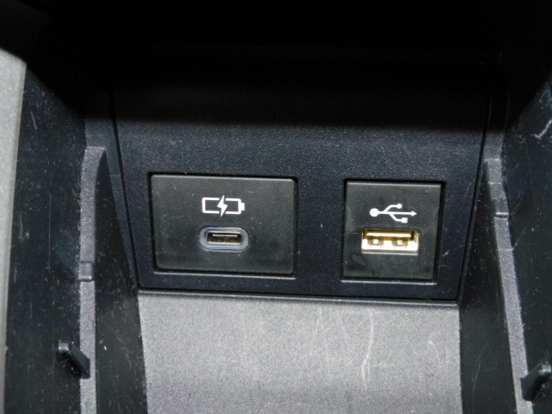 シフト横小物入れ内に充電用USB(Type-C)、通信用USB(Type-A)、各1個付いています。