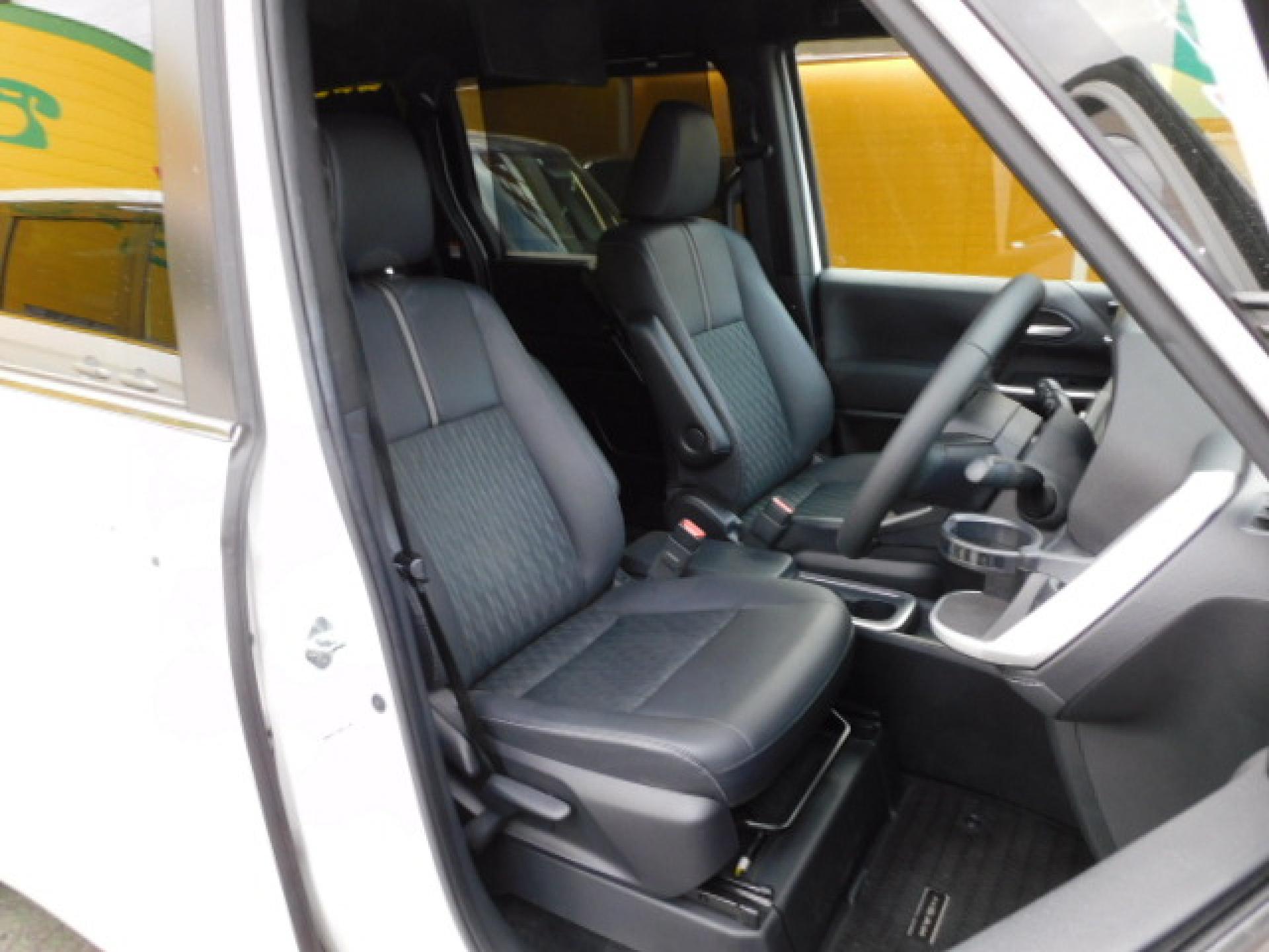 前席+2列目シートヒーター(※)メーカーオプション快適利便パッケージHigh、エアコンドリンクホルダー(運転席用・助手席用)(※)ディーラーオプション