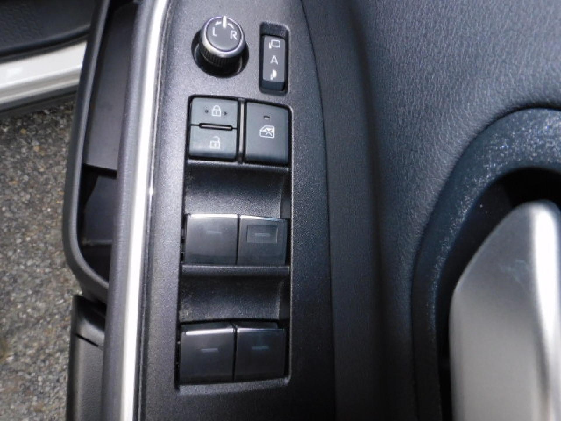 運転席ドアスイッチ、ドアポケット下部にサイドBOXゴミ箱(左右ドア)(※)ディーラーオプション