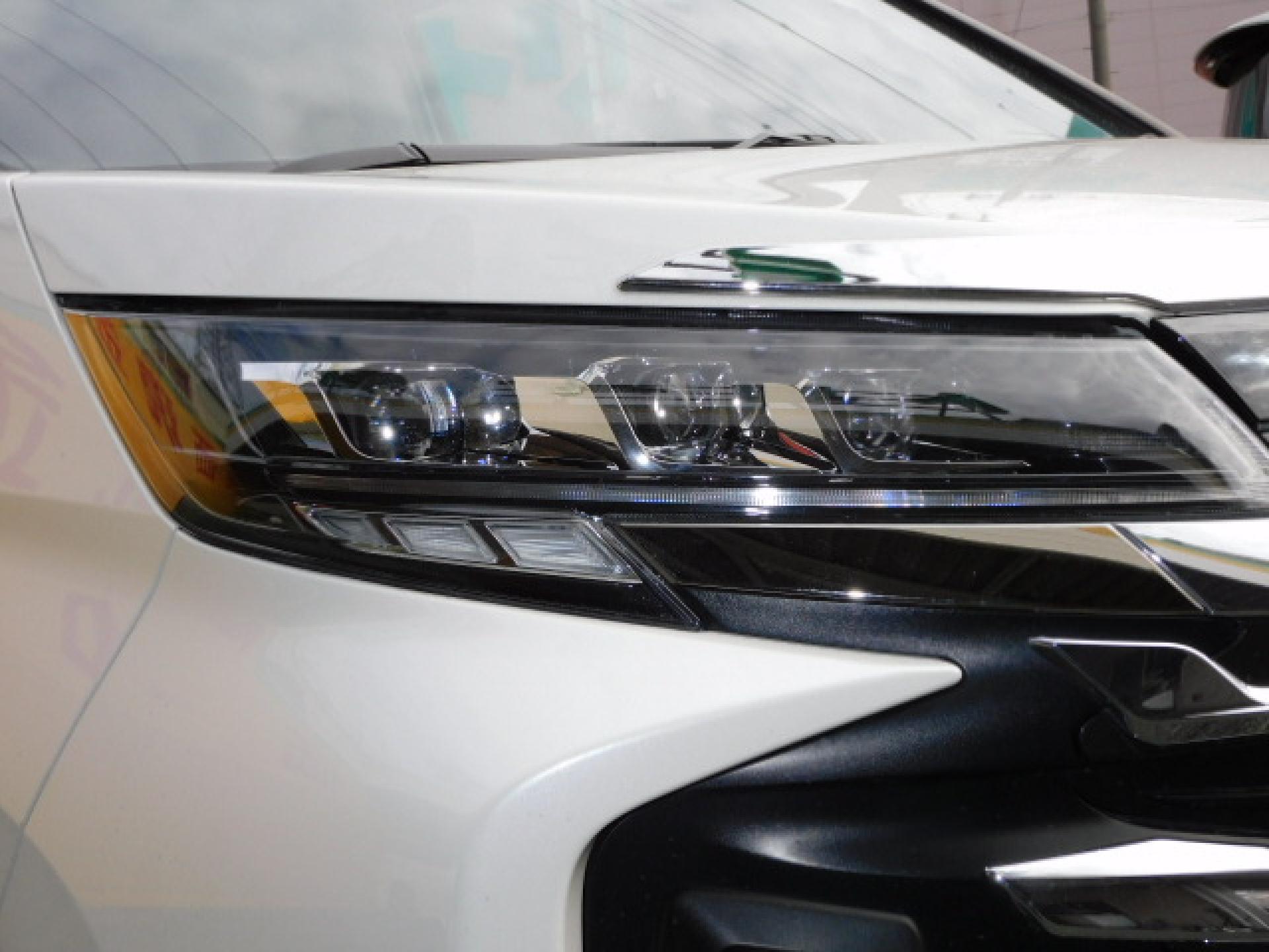 オートレベリング機能付プロジェクター式3眼LEDヘッドランプ+アダプティブハイビームシステム(※)メーカーオプション