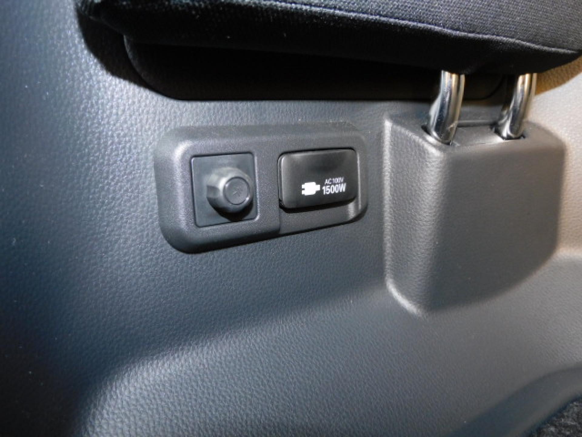 サードシート左後方には便利なACコンセントが付いております。