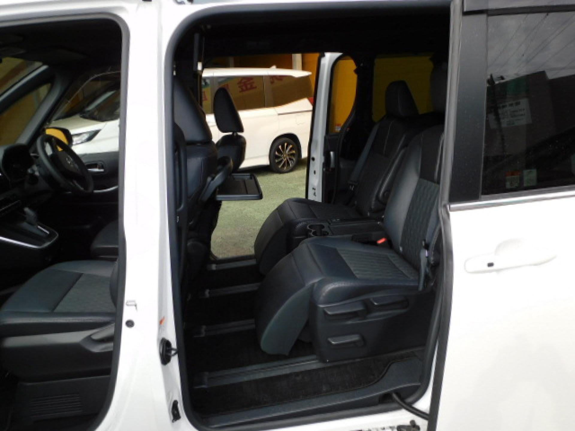 7人乗り(超ロングスライド+リクライニング+両側アームレスト)、折りたたみ式サイドテーブル、オットマン&シートヒーター(※)メーカーオプション快適利便パッケージHigh