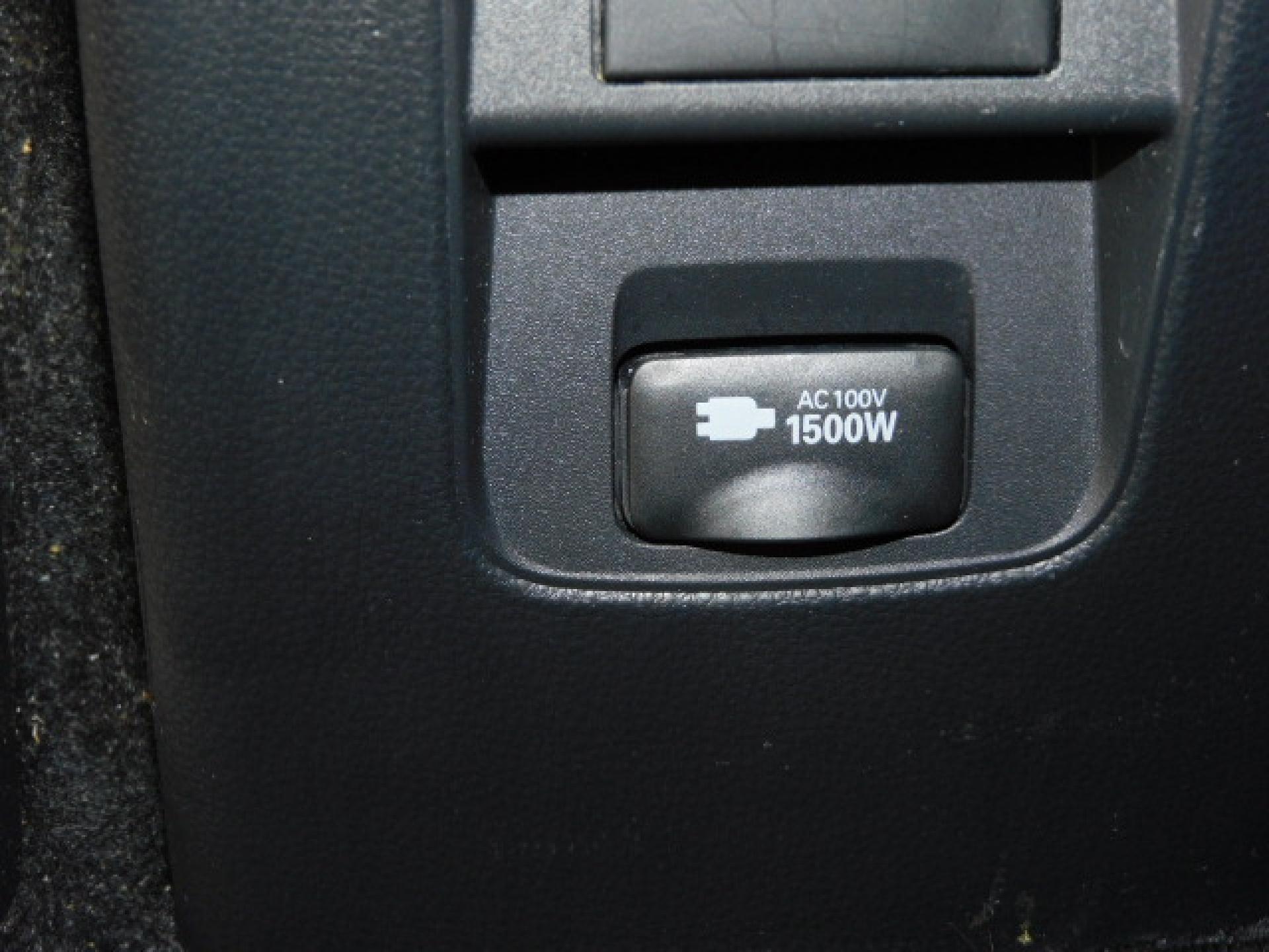 1500Wコンセント（センターコンソール後部）