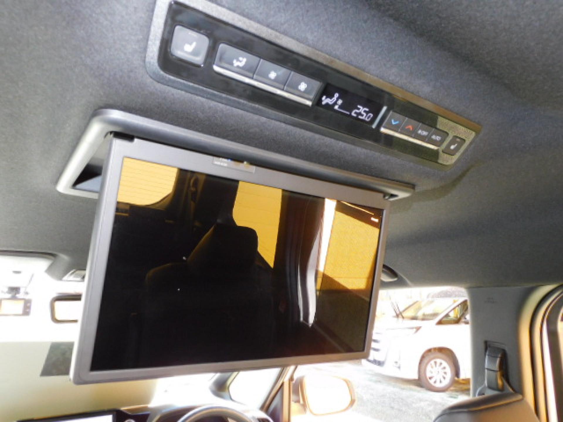 純正14インチ有機EL後席フリップダウンモニター（V14T-R72R）、後席オートエアコン、2列目シートヒーター（※）メーカーオプション快適利便パッケージHigh