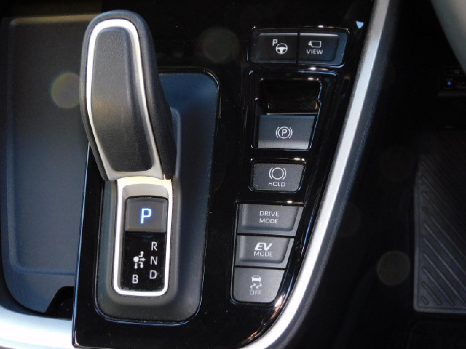 （上から）アドバンストパーク、パノラミックビューモニター（※）メーカーオプション トヨタチームメイト、電動パーキングブレーキ＆ブレーキホールド、ドライブモード、TRC