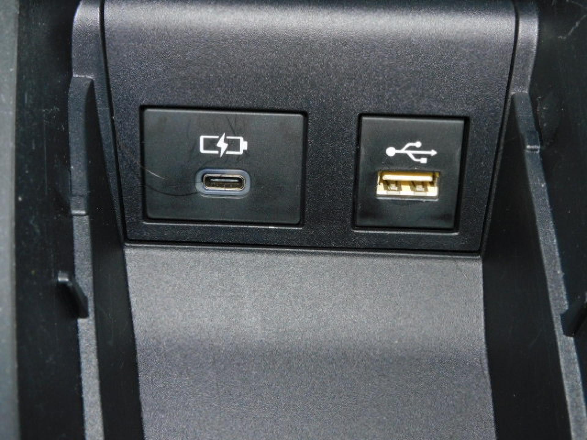 シフト横小物入れ内に充電用USB（Type-C）、通信用USB（Type-A）、各1個付いています。