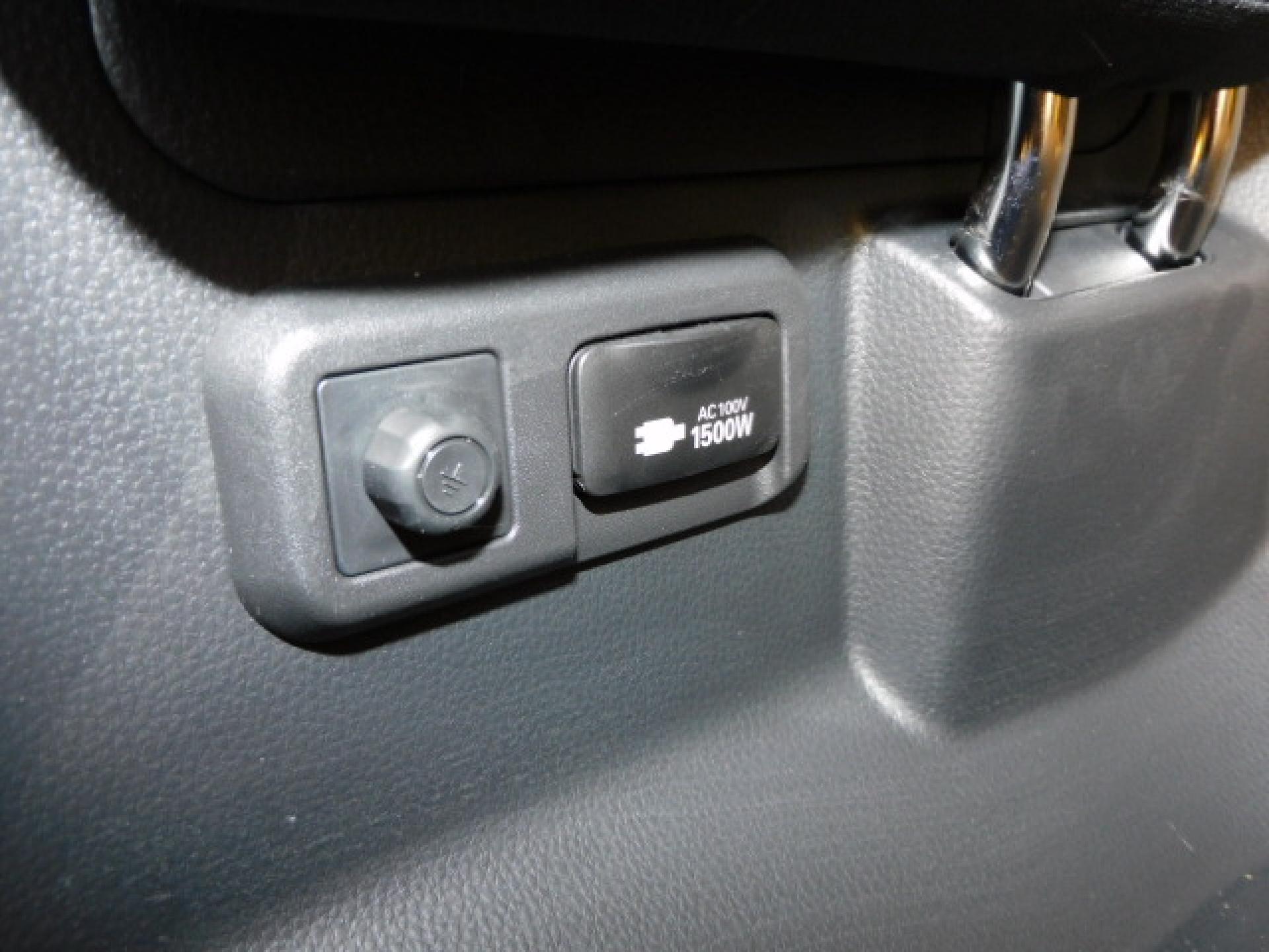 サードシート左後方には便利なACコンセントが付いております。