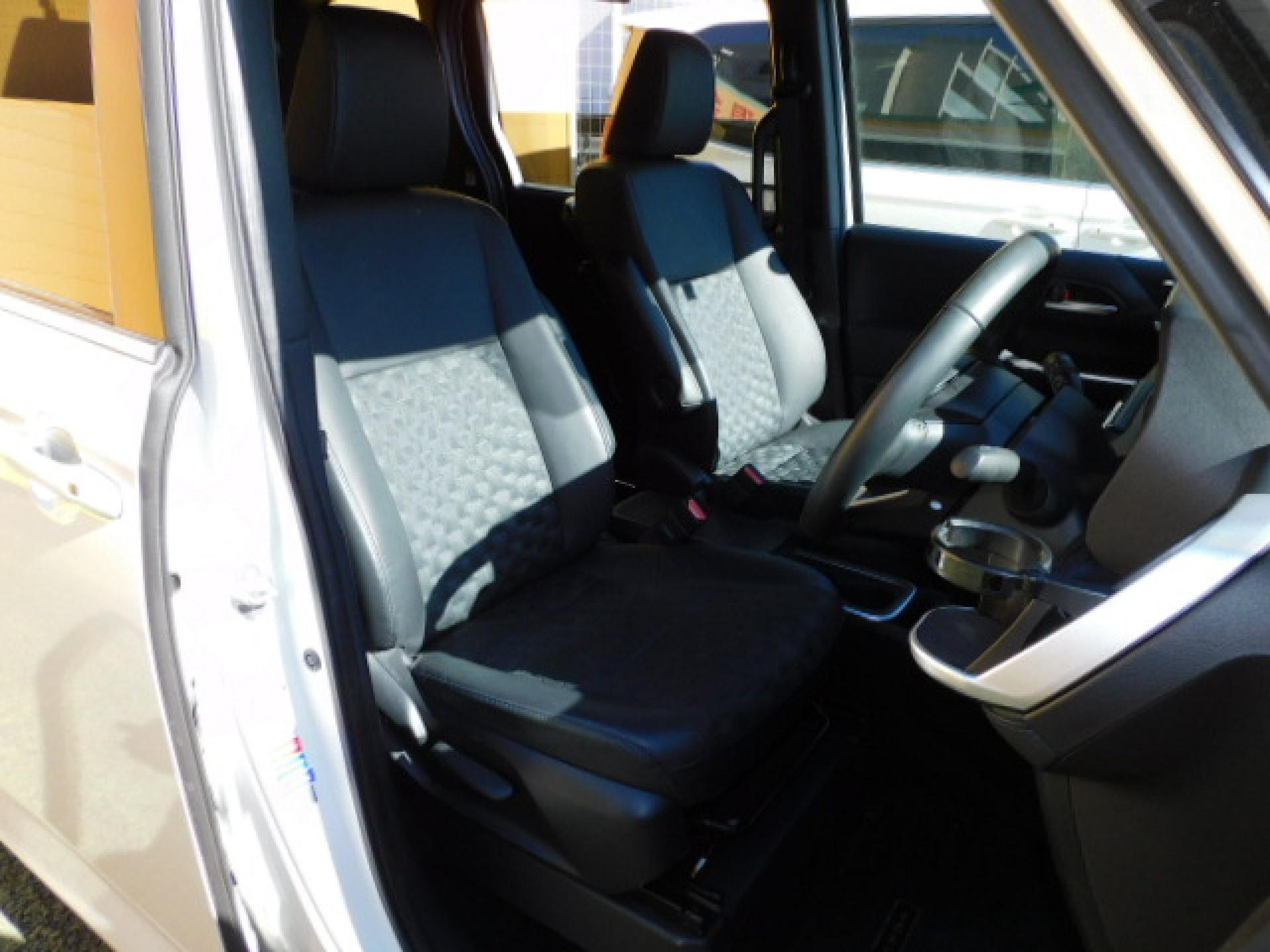 前席＋2列目シートヒーター（※）メーカーオプション快適利便パッケージHigh、エアコンドリンクホルダー（運転席用・助手席用）（※）ディーラーオプション