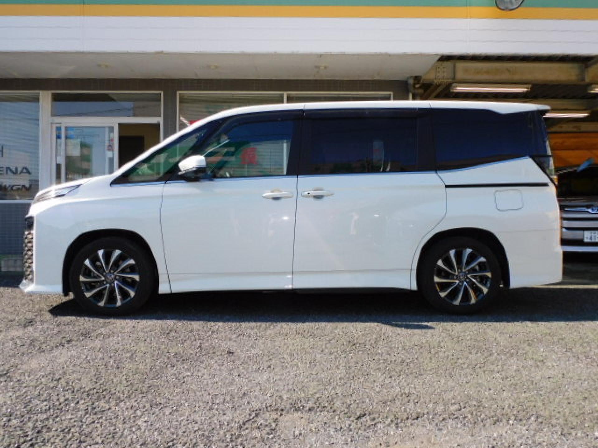 ホワイトパールクリスタルシャイン！ハンズフリーパワースライドドア（※）メーカーオプション快適利便パッケージHigh、ユニバーサルステップ（※）メーカーオプション