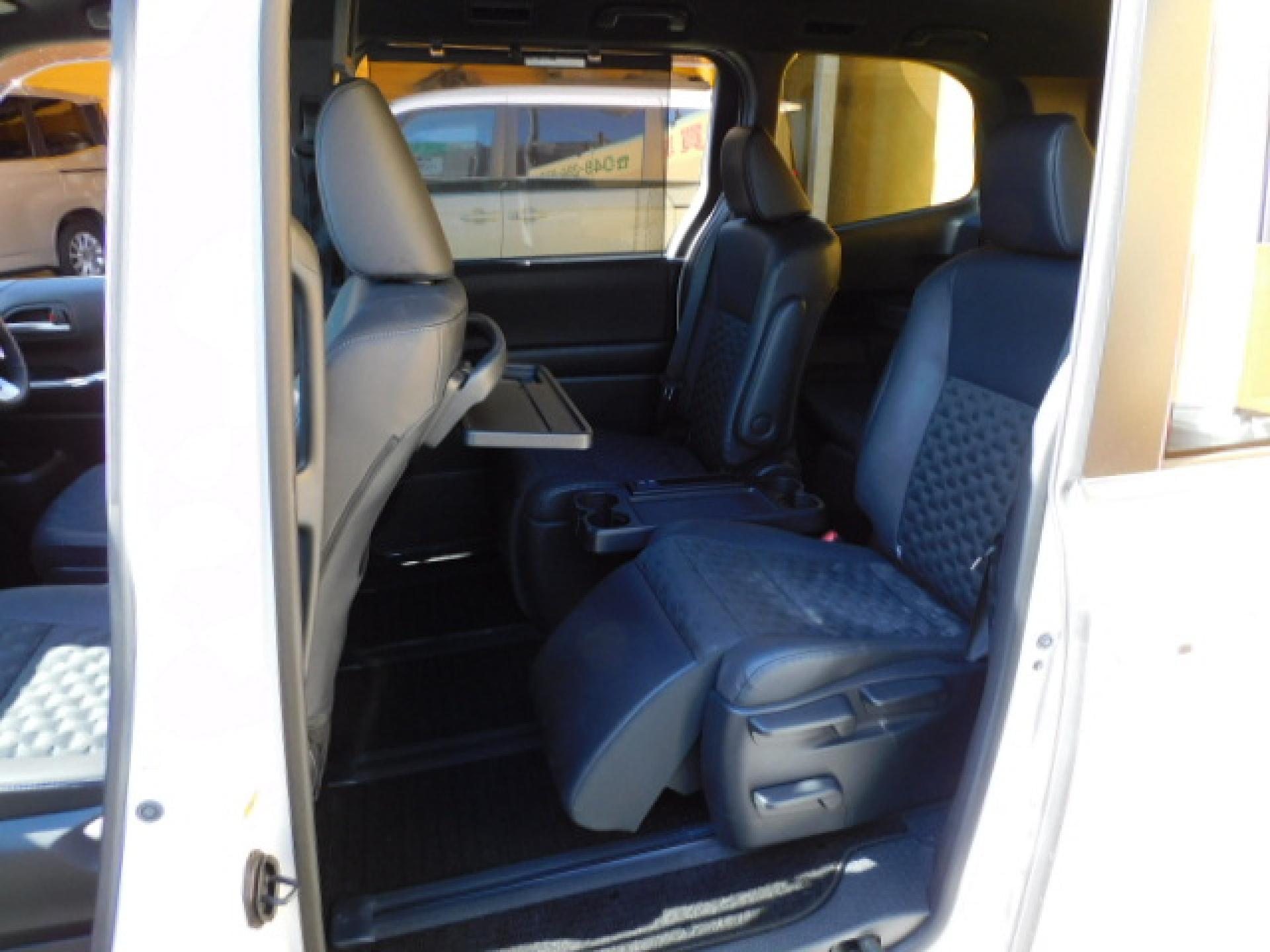 7人乗り（超ロングスライド＋リクライニング＋両側アームレスト）、折りたたみ式サイドテーブル、オットマン＆シートヒーター（※）メーカーオプション快適利便パッケージHigh