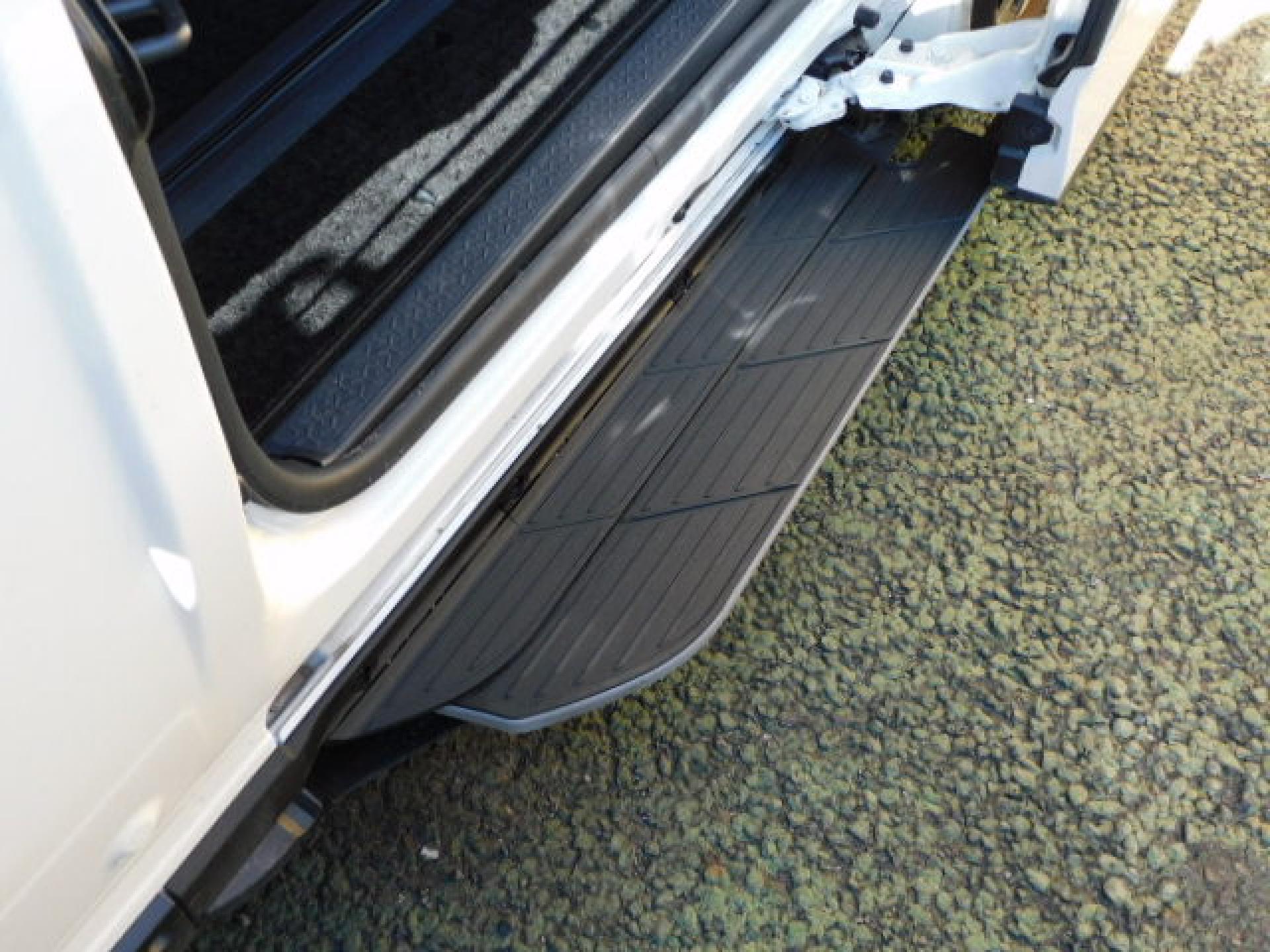 ユニバーサルステップ（助手席側）（※）メーカーオプション