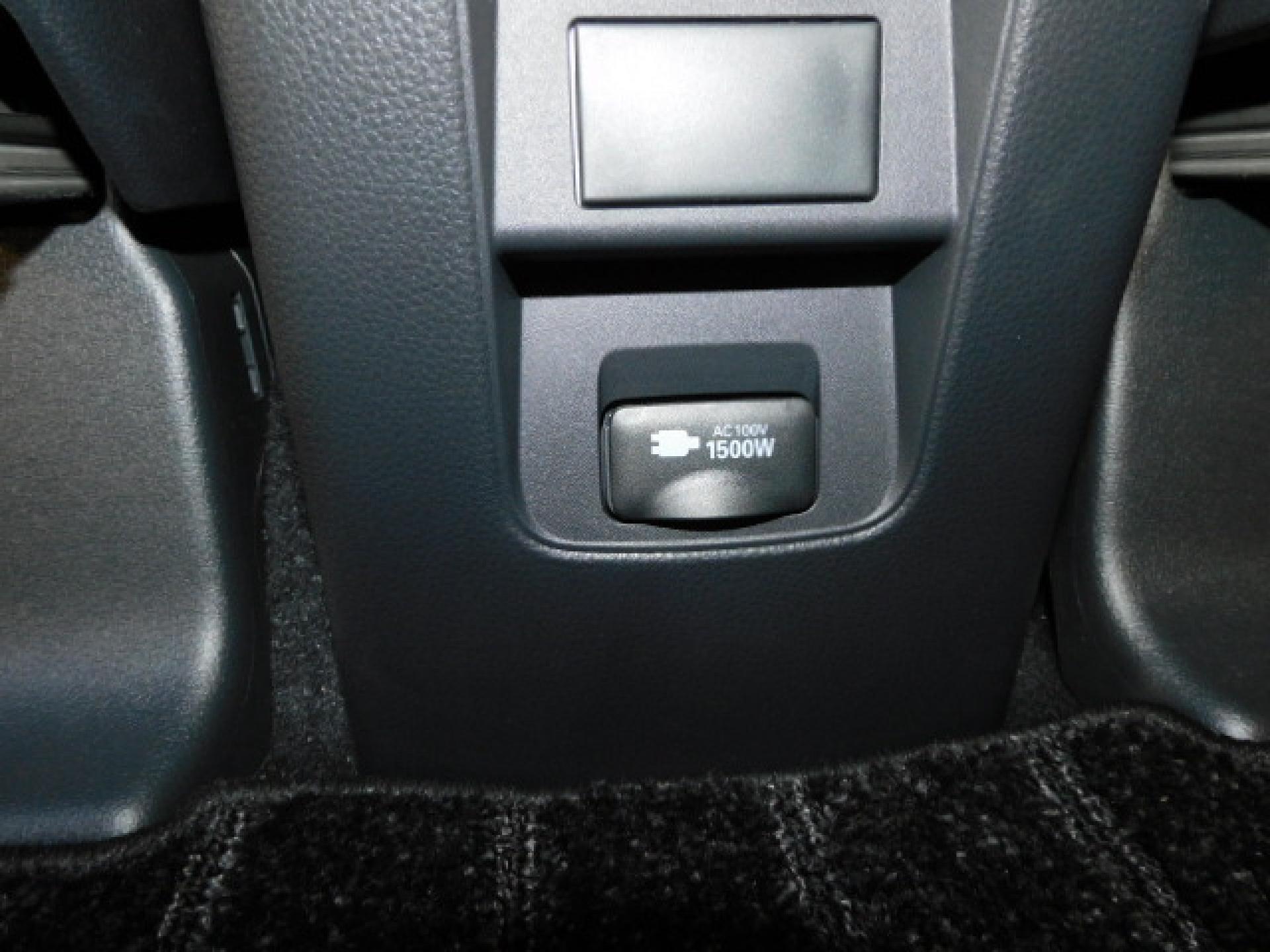 1500Wコンセント（センターコンソール後部）