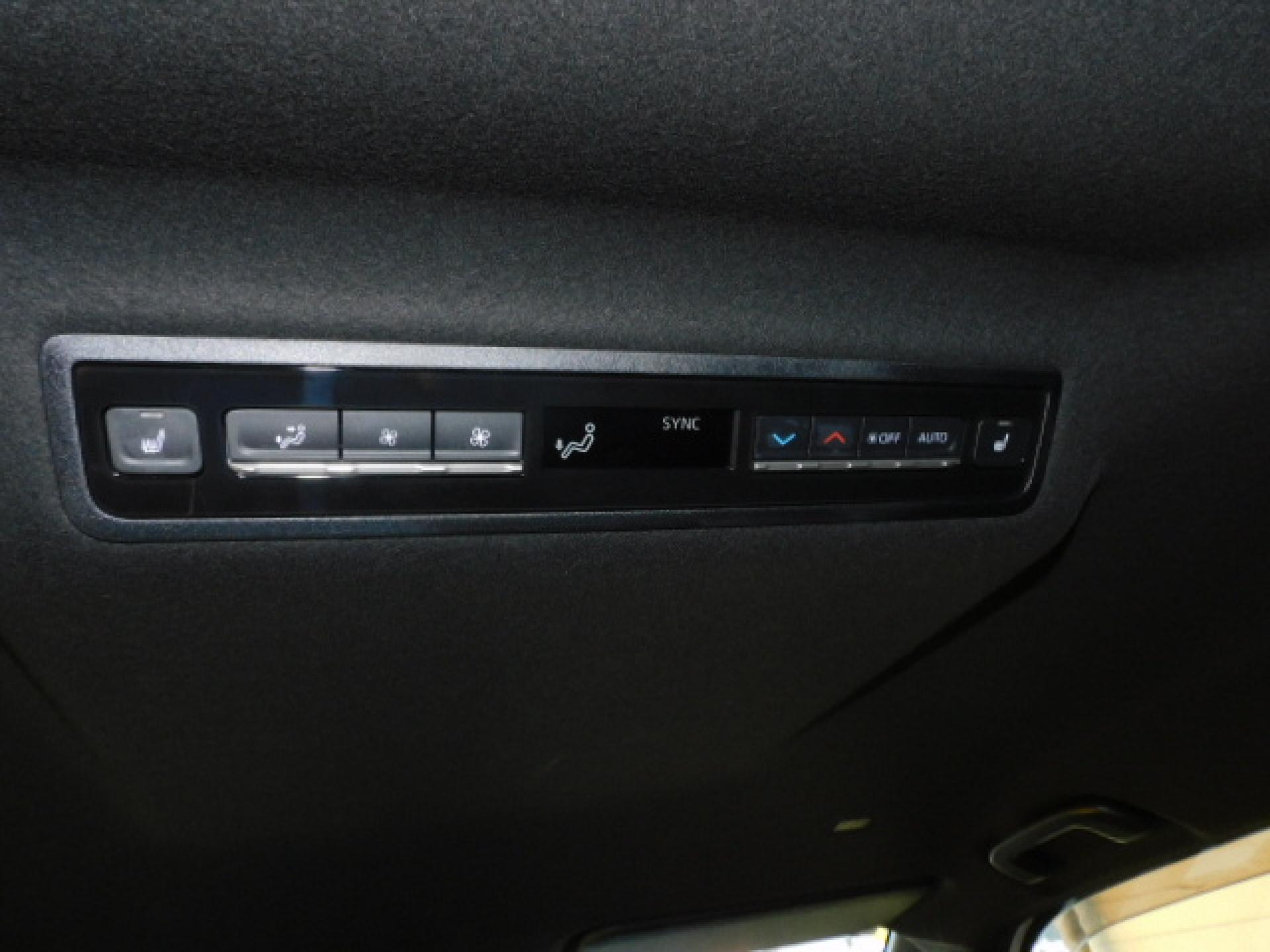 後席オートエアコン、2列目シートヒーター（※）メーカーオプション快適利便パッケージHigh