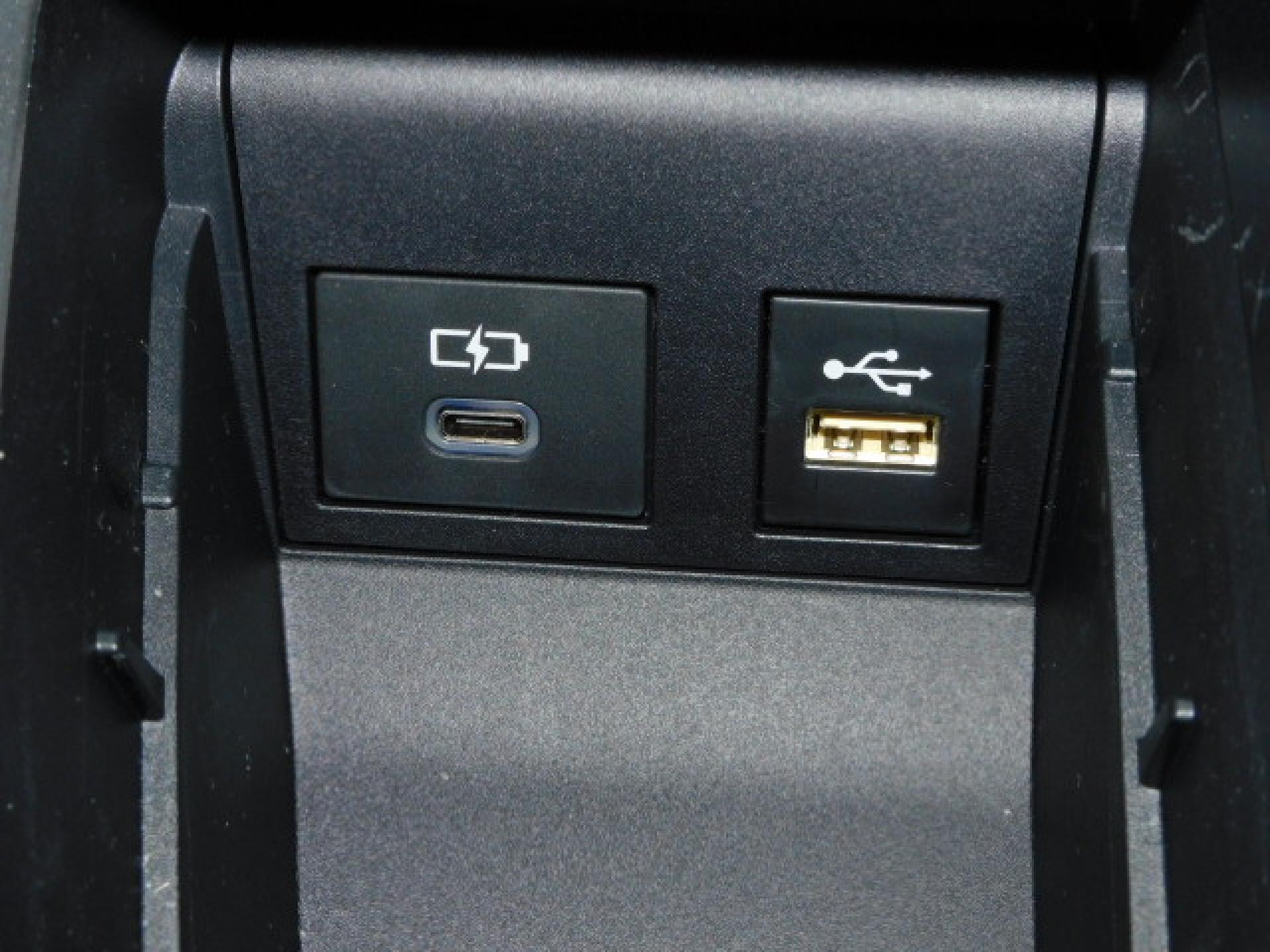 シフト横小物入れ内に充電用USB（Type-C）、通信用USB（Type-A）、各1個付いています。