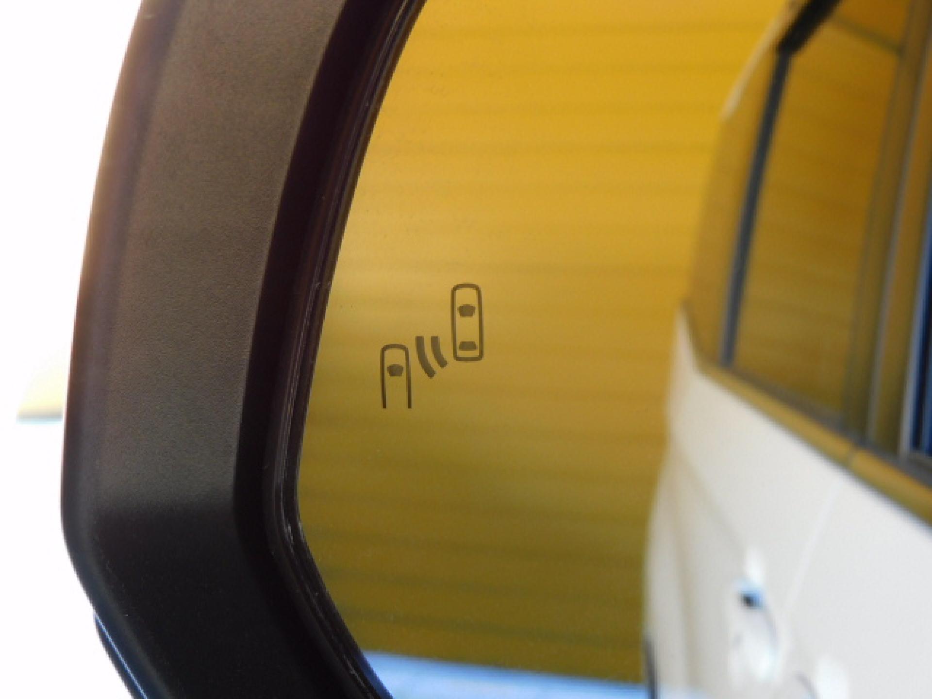 ブラインドスポットモニター＋安心降車アシスト（※）メーカーオプション、リバース連動ドアミラー（助手席側）（※）ディーラーオプション