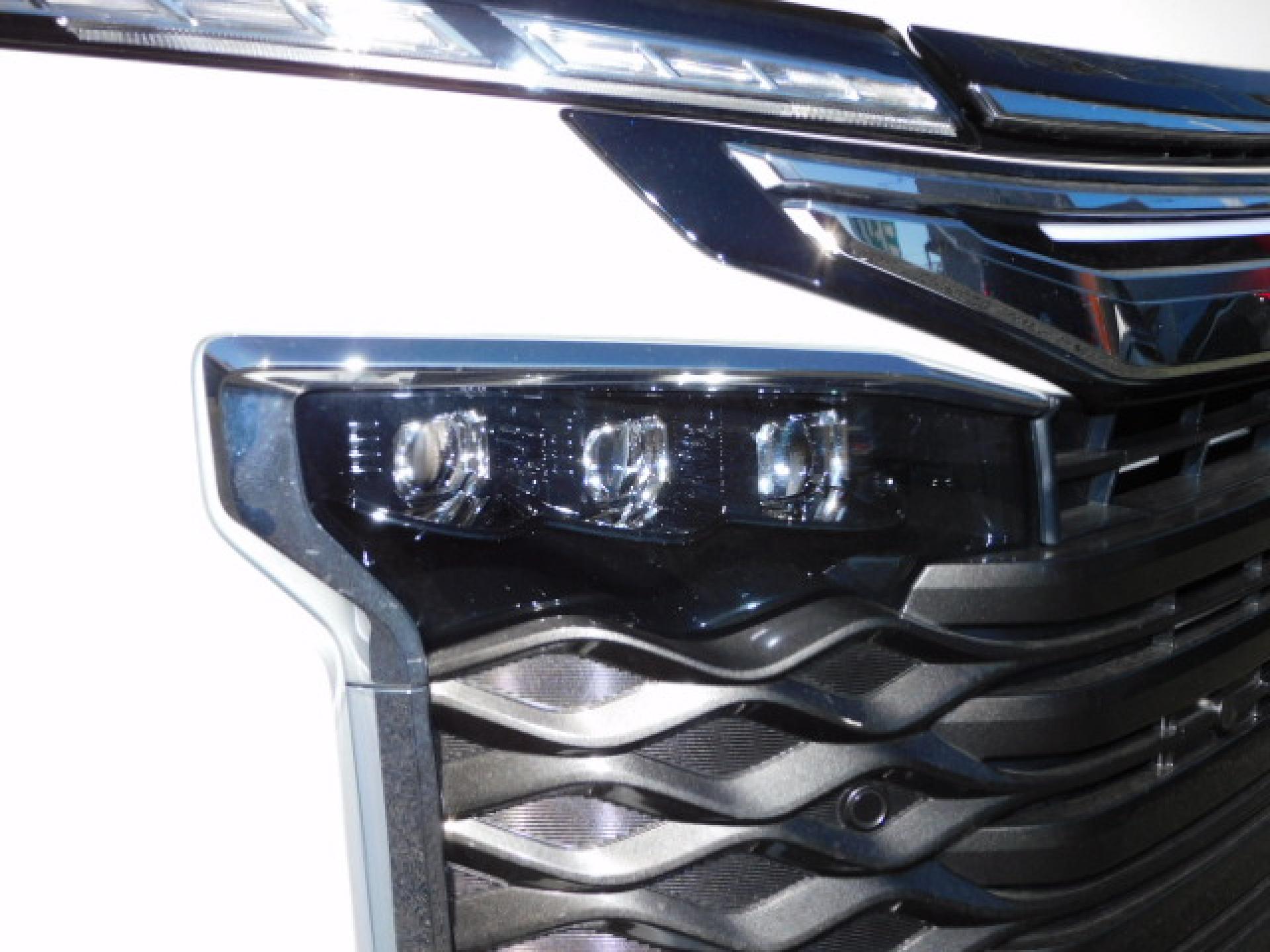 オートレベリング機能付プロジェクター式3眼LEDヘッドランプ＋アダプティブハイビームシステム（※）メーカーオプション