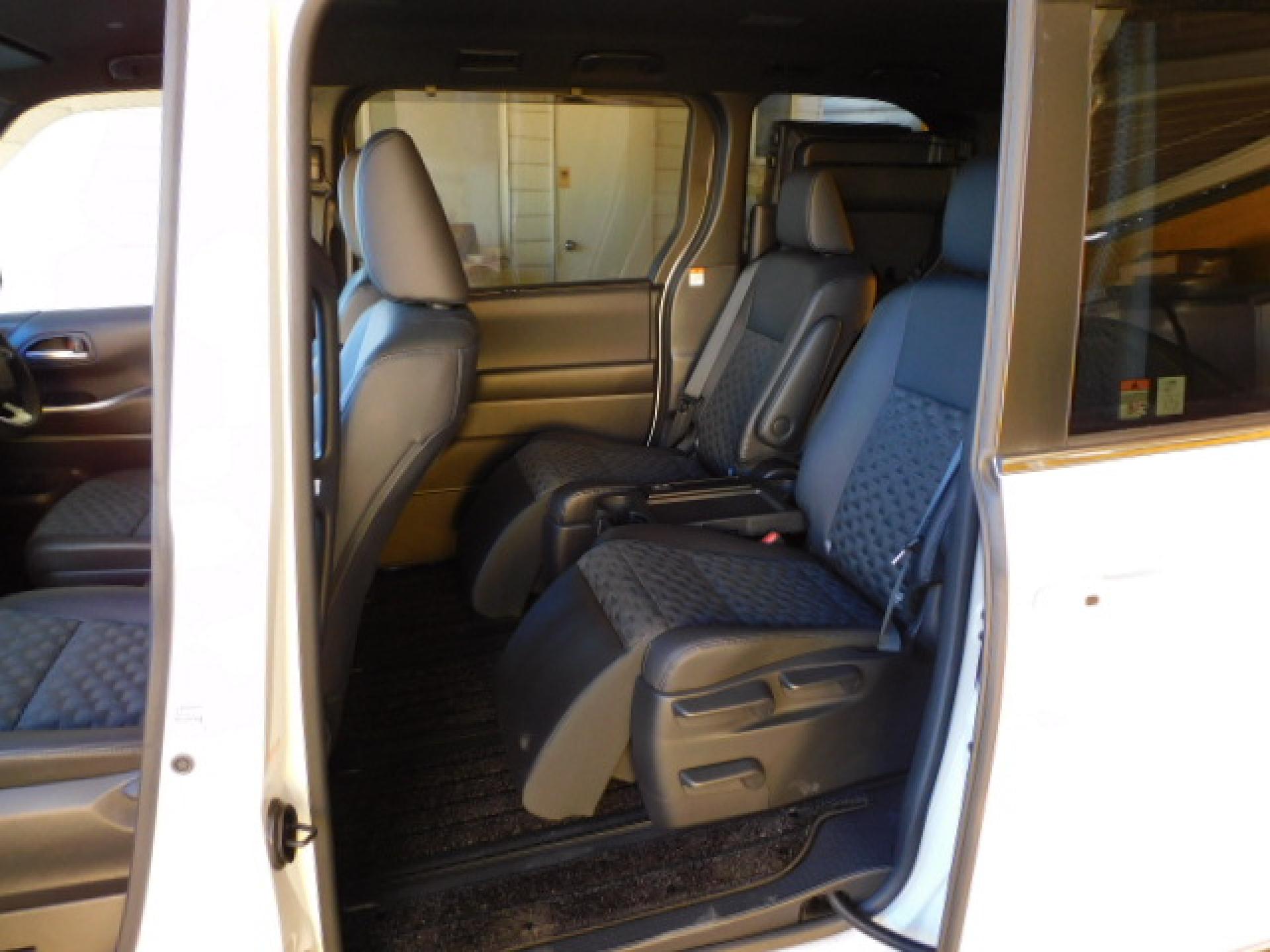 7人乗り（超ロングスライド＋リクライニング＋両側アームレスト）、折りたたみ式サイドテーブル、オットマン＆シートヒーター（※）メーカーオプション快適利便パッケージHigh