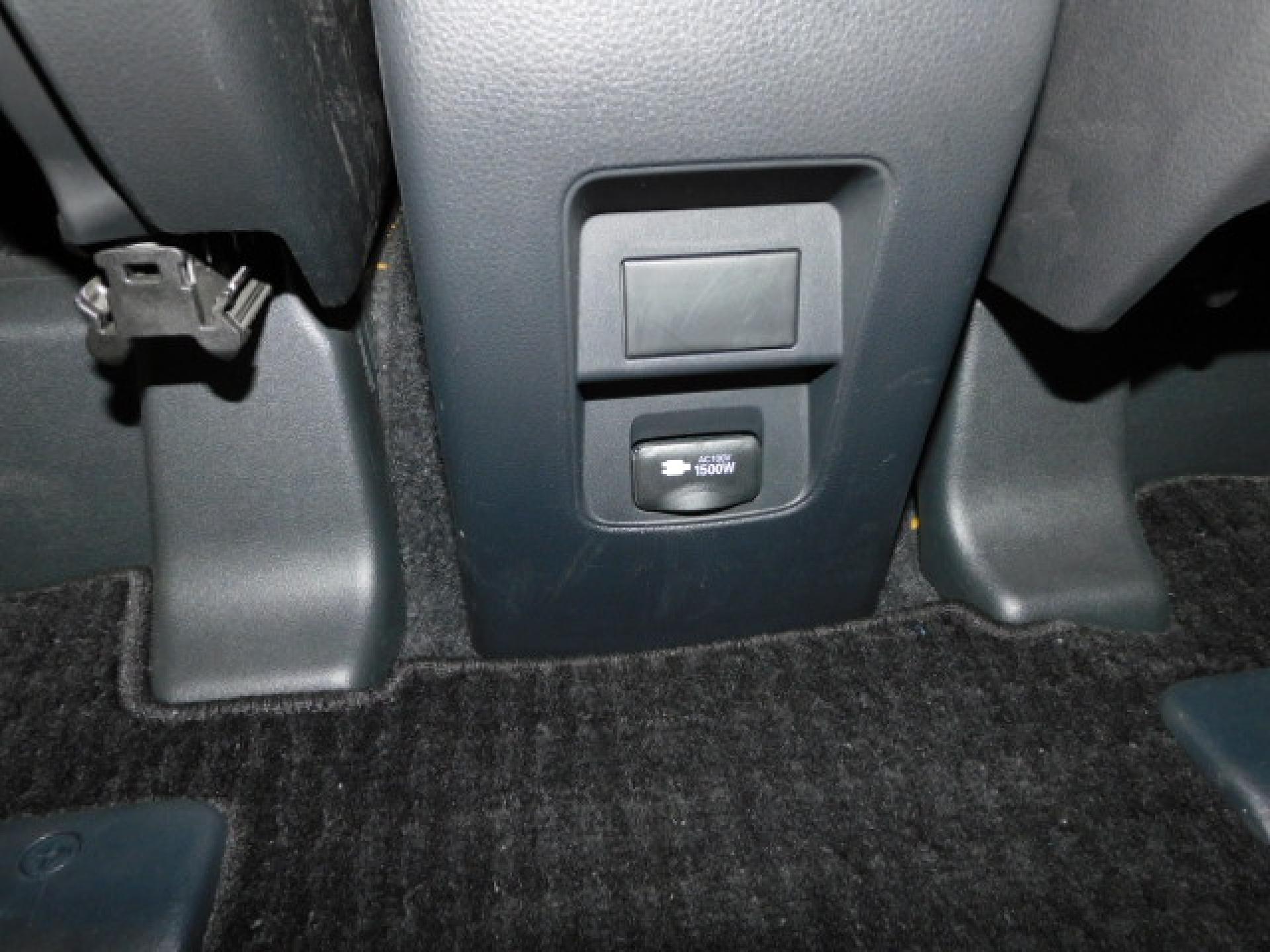 1500Wコンセント（センターコンソール後部）