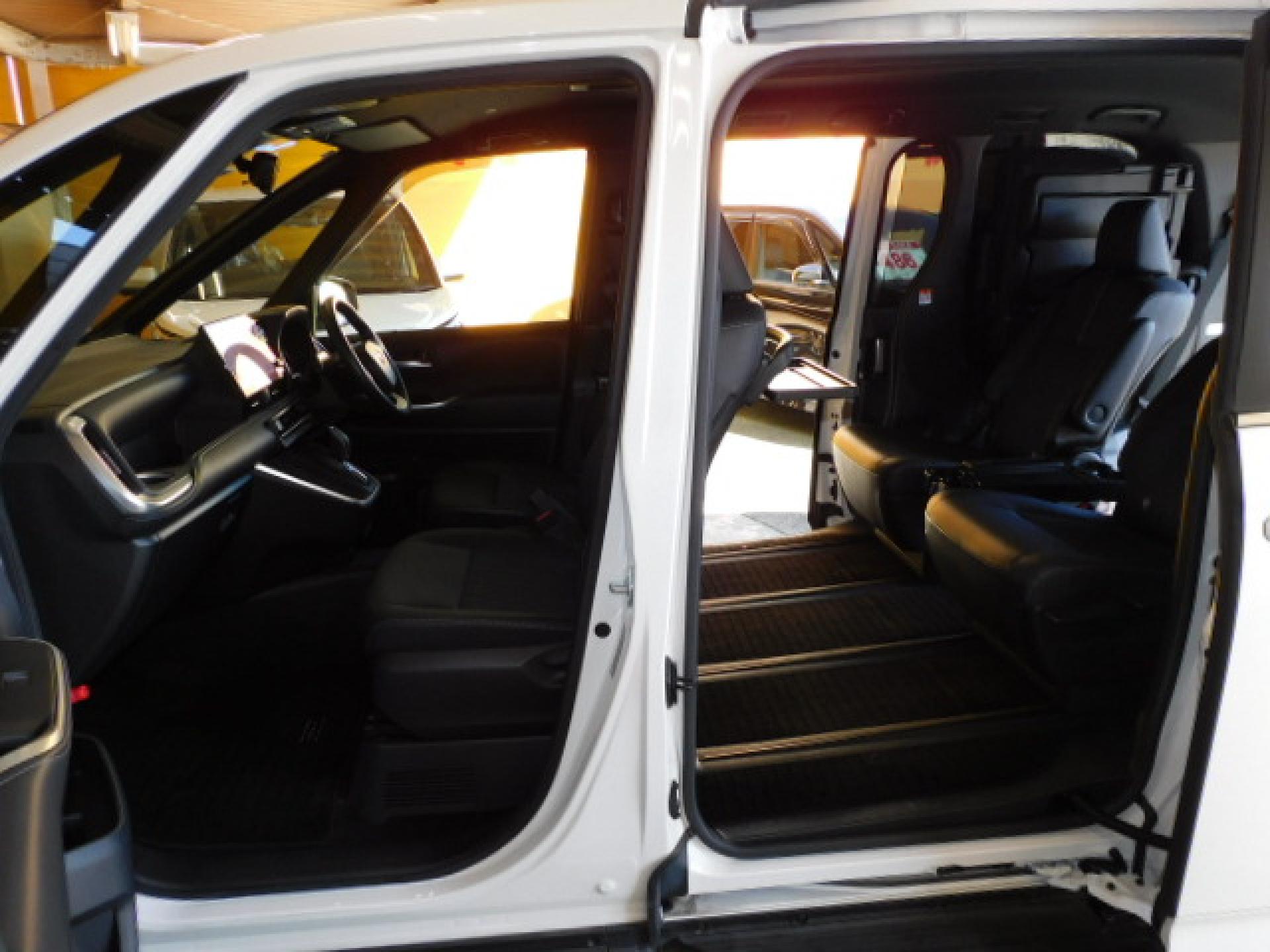 超ロングスライドモードでのシートアレンジです。シートバックテーブル（※）ディーラーオプション