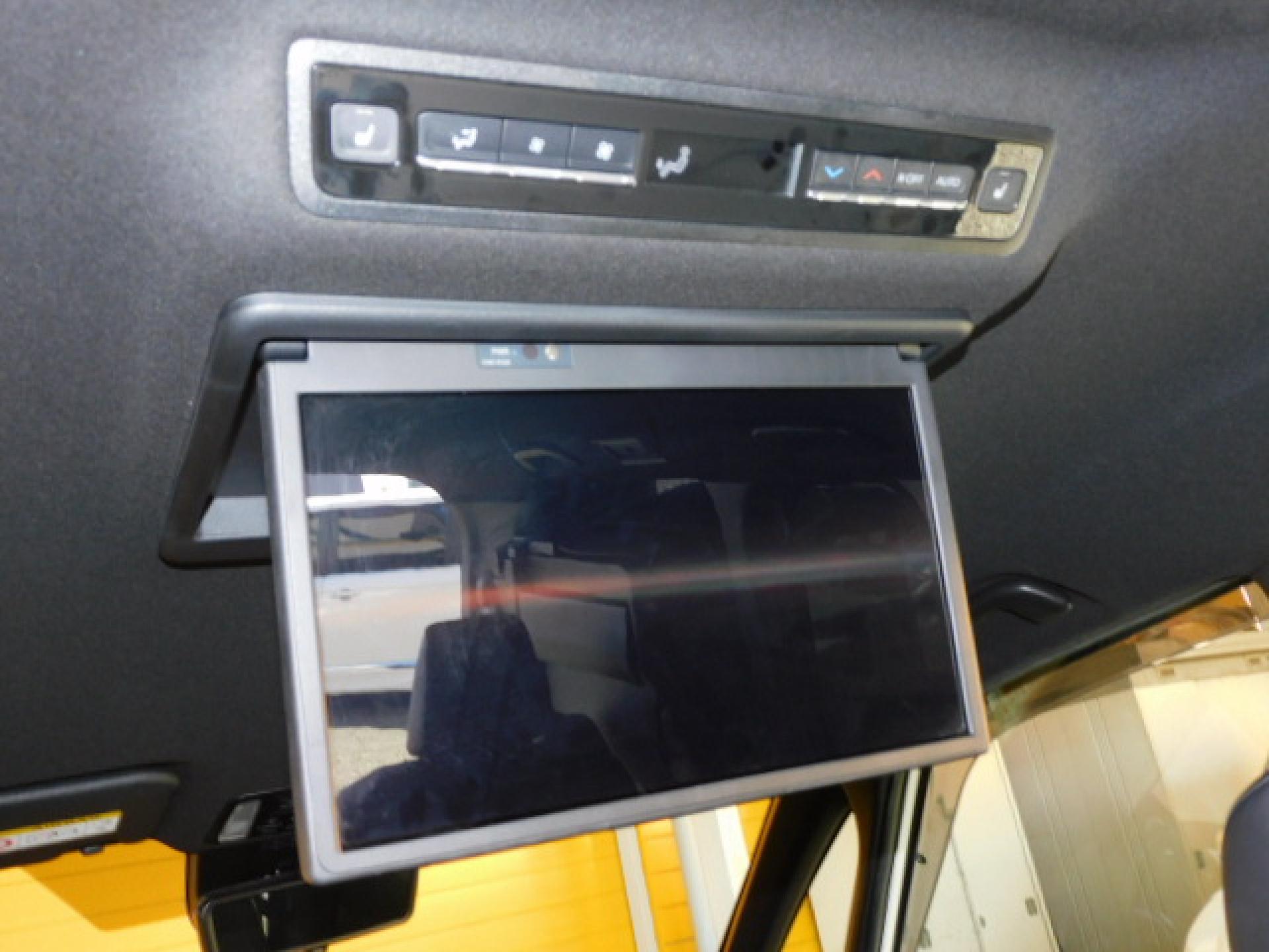 純正14インチ有機EL後席フリップダウンモニター（V14T-R72R）、後席オートエアコン、2列目シートヒーター（※）メーカーオプション快適利便パッケージHigh