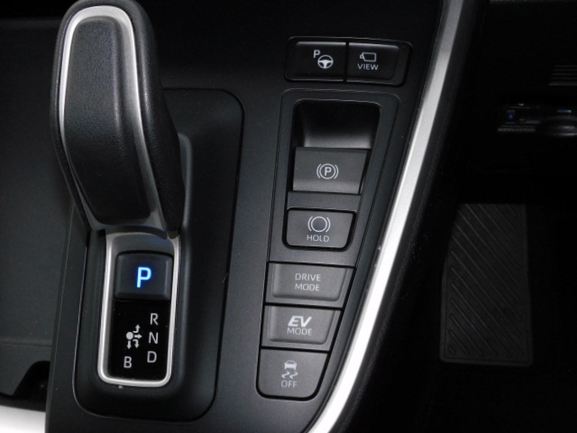 （上から）アドバンストパーク、パノラミックビューモニター（※）メーカーオプション トヨタチームメイト、電動パーキングブレーキ＆ブレーキホールド、ドライブモード、TRC