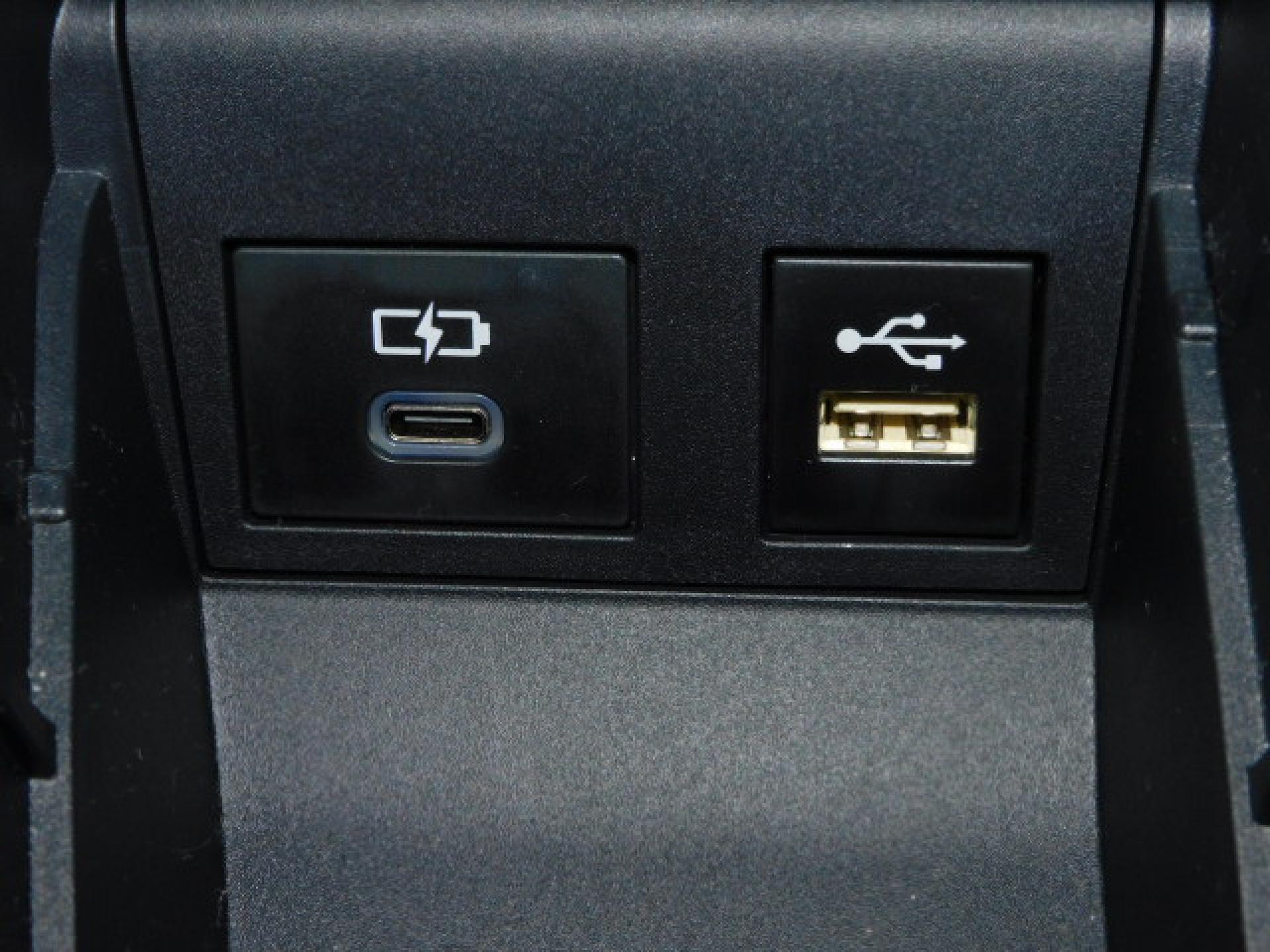 シフト横小物入れ内に充電用USB（Type-C）、通信用USB（Type-A）、各1個付いています。